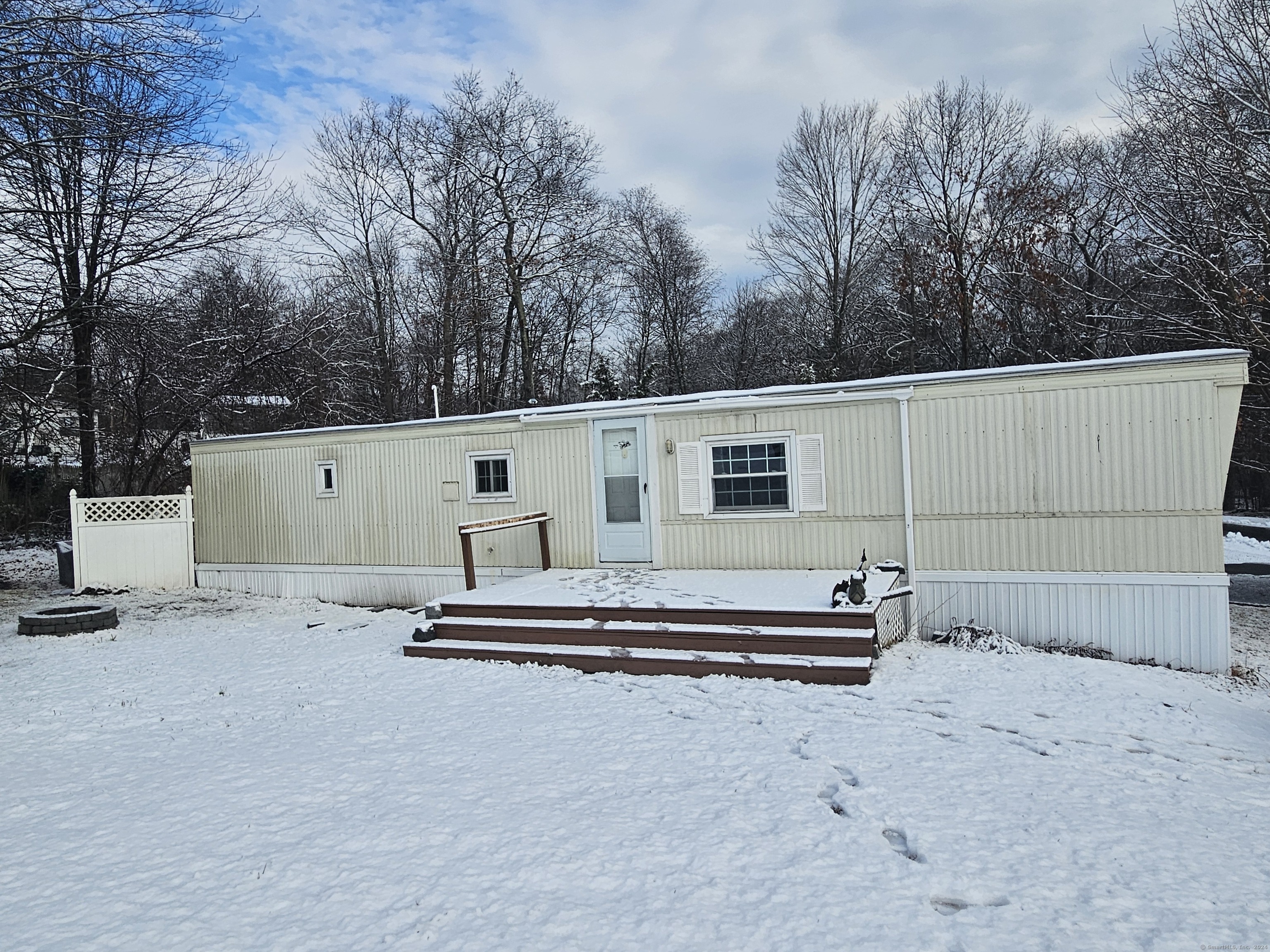 Hopeville Road Trlr 19, Griswold, Connecticut - 2 Bedrooms  
1 Bathrooms  
5 Rooms - 