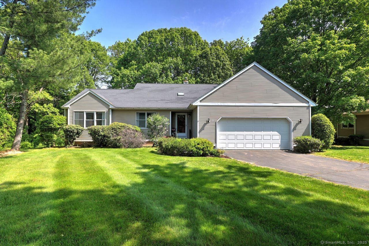 Canterbury Road 9, Hamden, Connecticut - 2 Bedrooms  
2 Bathrooms  
6 Rooms - 