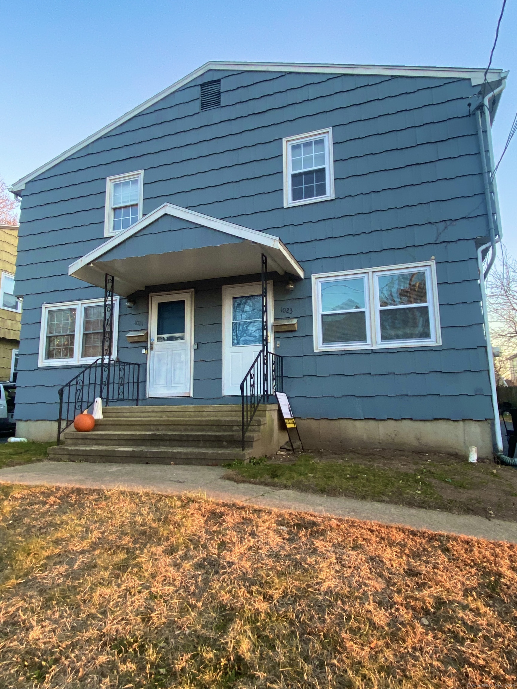 1023 Capitol Avenue 1023, Bridgeport, Connecticut - 3 Bedrooms  
2 Bathrooms  
5 Rooms - 