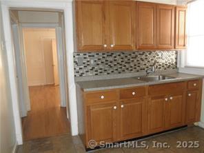 Bond Street 2nd Floor, Bridgeport, Connecticut - 2 Bedrooms  
1 Bathrooms  
4 Rooms - 
