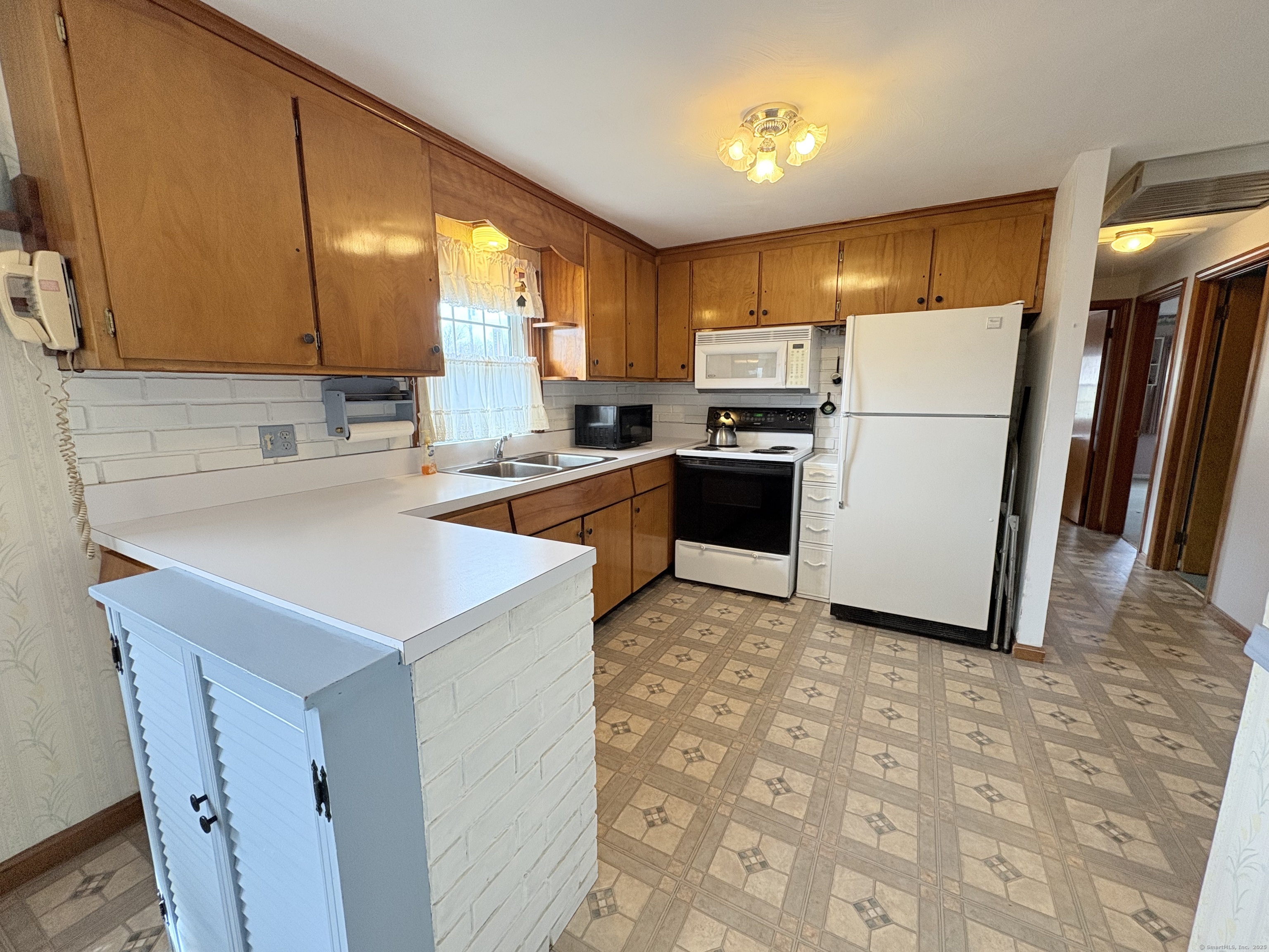 453 Denslow Street, Windsor Locks, Connecticut image 6