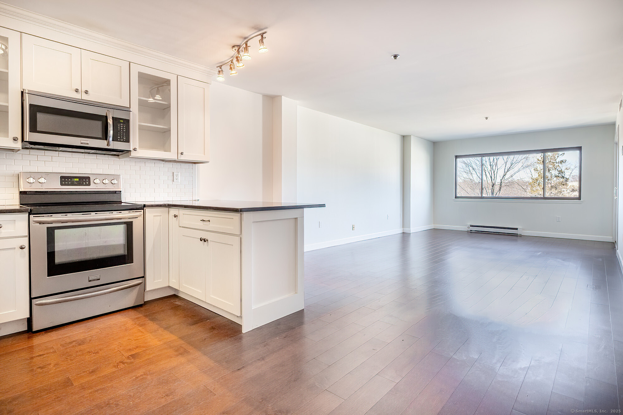 Property for Sale at Washington Boulevard 4F, Stamford, Connecticut - Bedrooms: 1 
Bathrooms: 2 
Rooms: 3  - $335,000