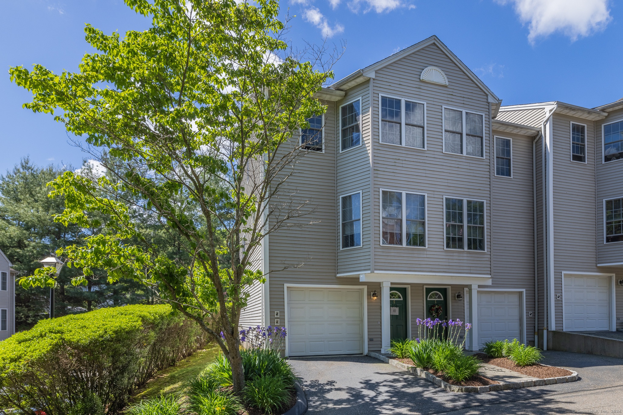 Rental Property at 60 Grove Street 6, Shelton, Connecticut - Bedrooms: 2 
Bathrooms: 2 
Rooms: 4  - $2,500 MO.