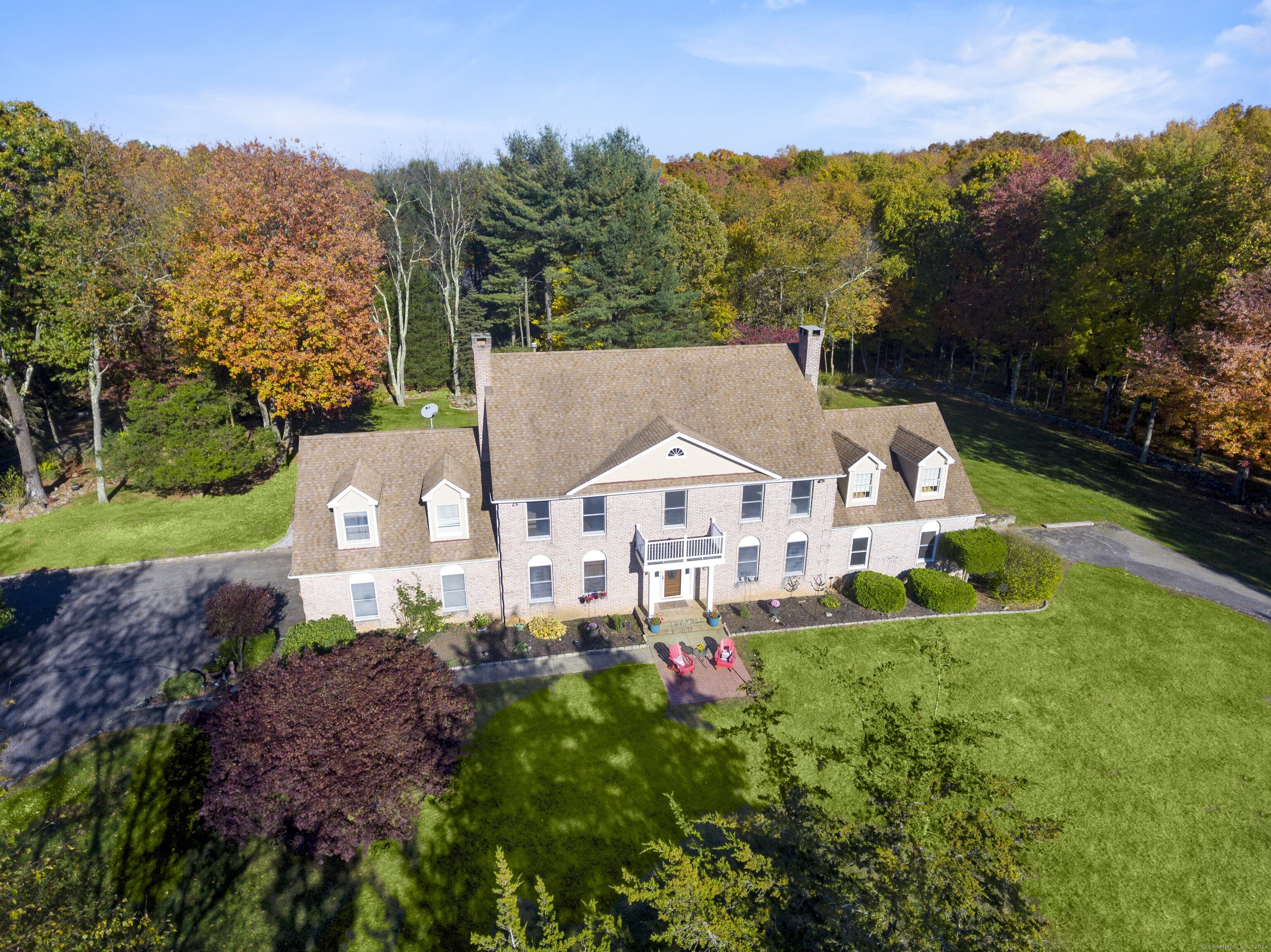 Property for Sale at 15 Algonquin Lane, Easton, Connecticut - Bedrooms: 4 
Bathrooms: 3 
Rooms: 10  - $1,225,000