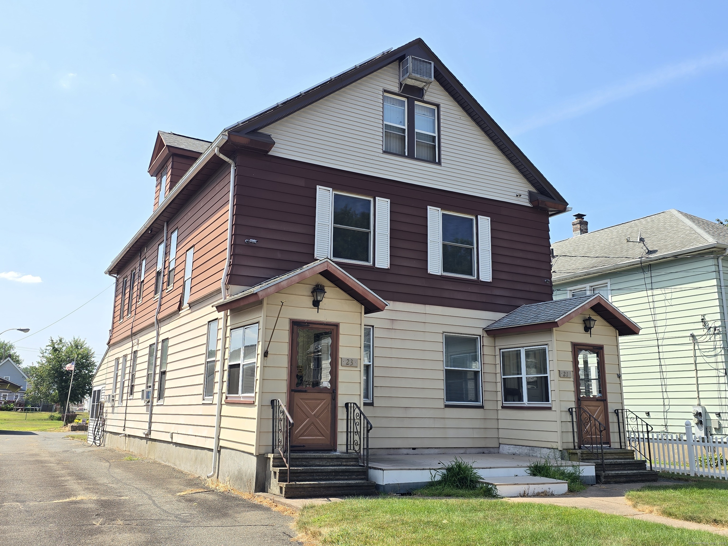 East Hartford, Connecticut 06108, United States, 2 Bedrooms Bedrooms, ,1 BathroomBathrooms,Residential,Active,189275