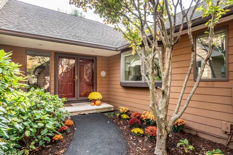 Photo of 2 Chambord Park #2, Bloomfield, CT 06002 (MLS # 24133863)