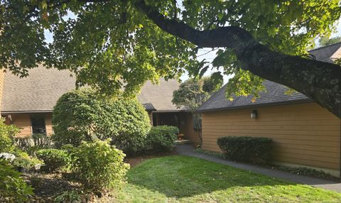 Photo of 2 Chambord Park #2, Bloomfield, CT 06002 (MLS # 24133863)