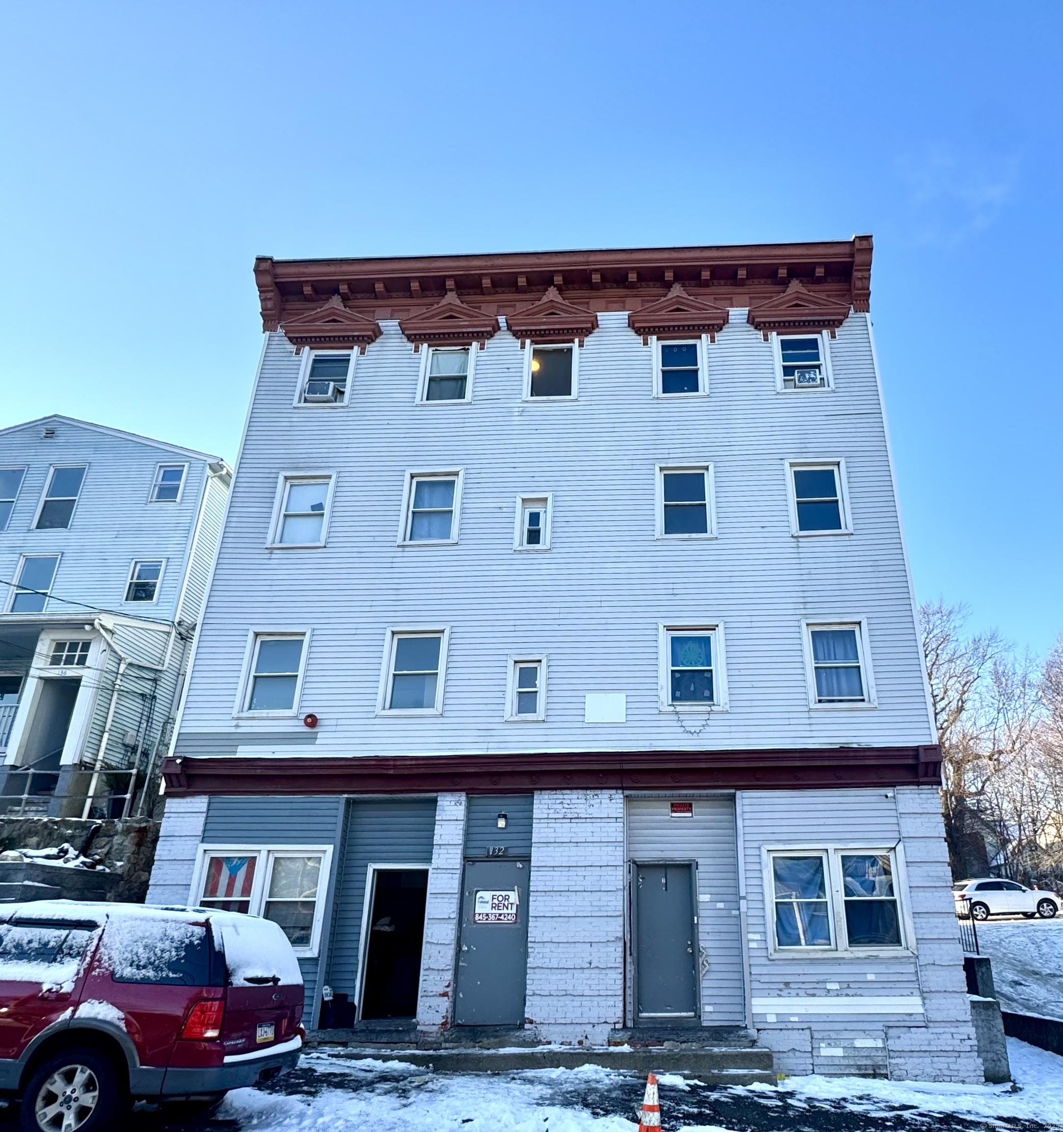 132 Locust Street 9, Waterbury, Connecticut - 2 Bedrooms  
1 Bathrooms  
4 Rooms - 