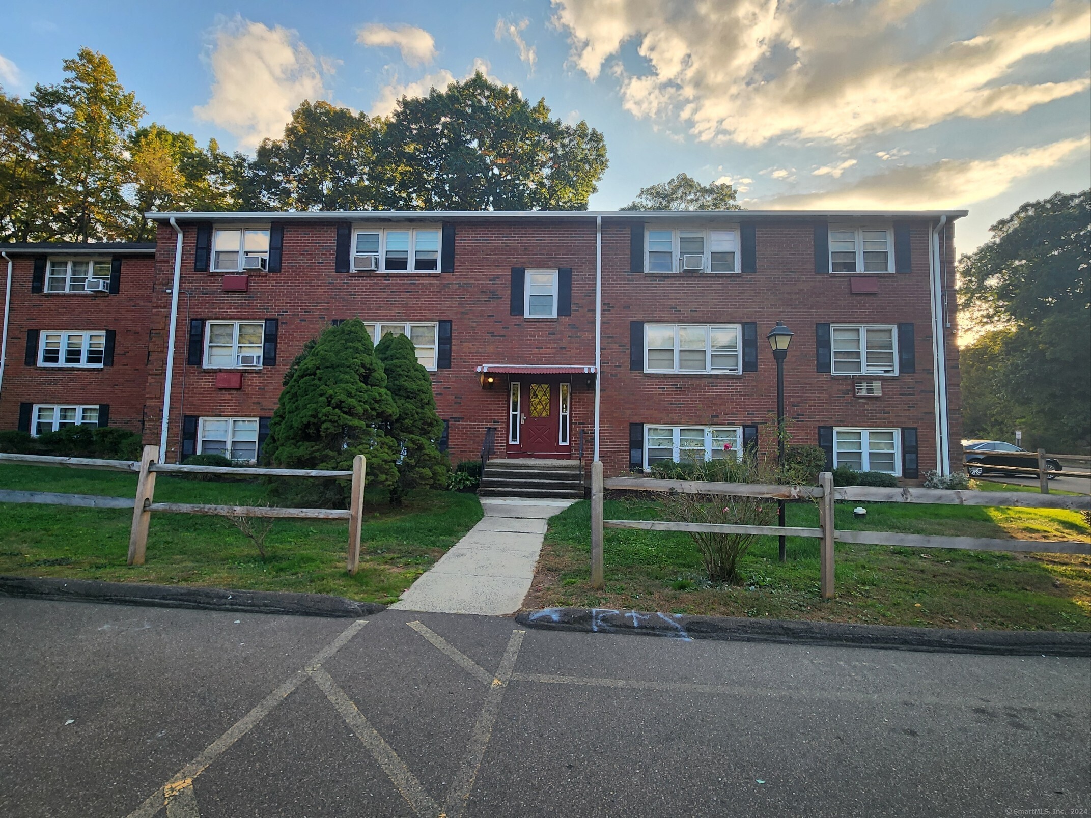 Briarwood Lane E, Branford, Connecticut - 2 Bedrooms  
1 Bathrooms  
4 Rooms - 