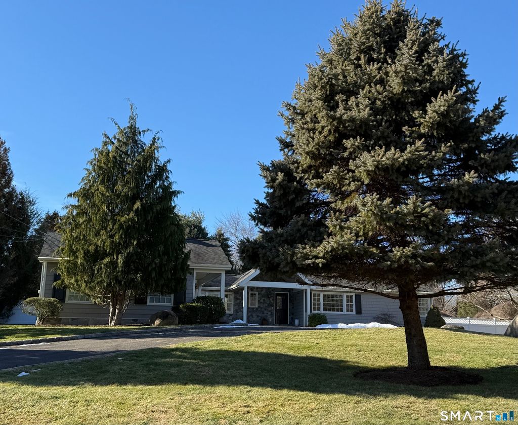 Photo of 36 Macarthur Lane, Stamford, CT 06902 (MLS # 24148583)