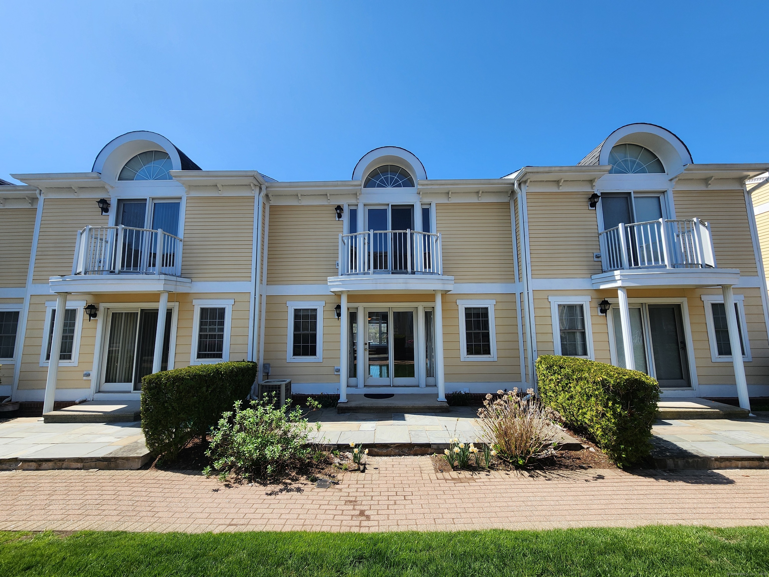 Saint John Street C5, North Haven, Connecticut - 2 Bedrooms  
3 Bathrooms  
5 Rooms - 