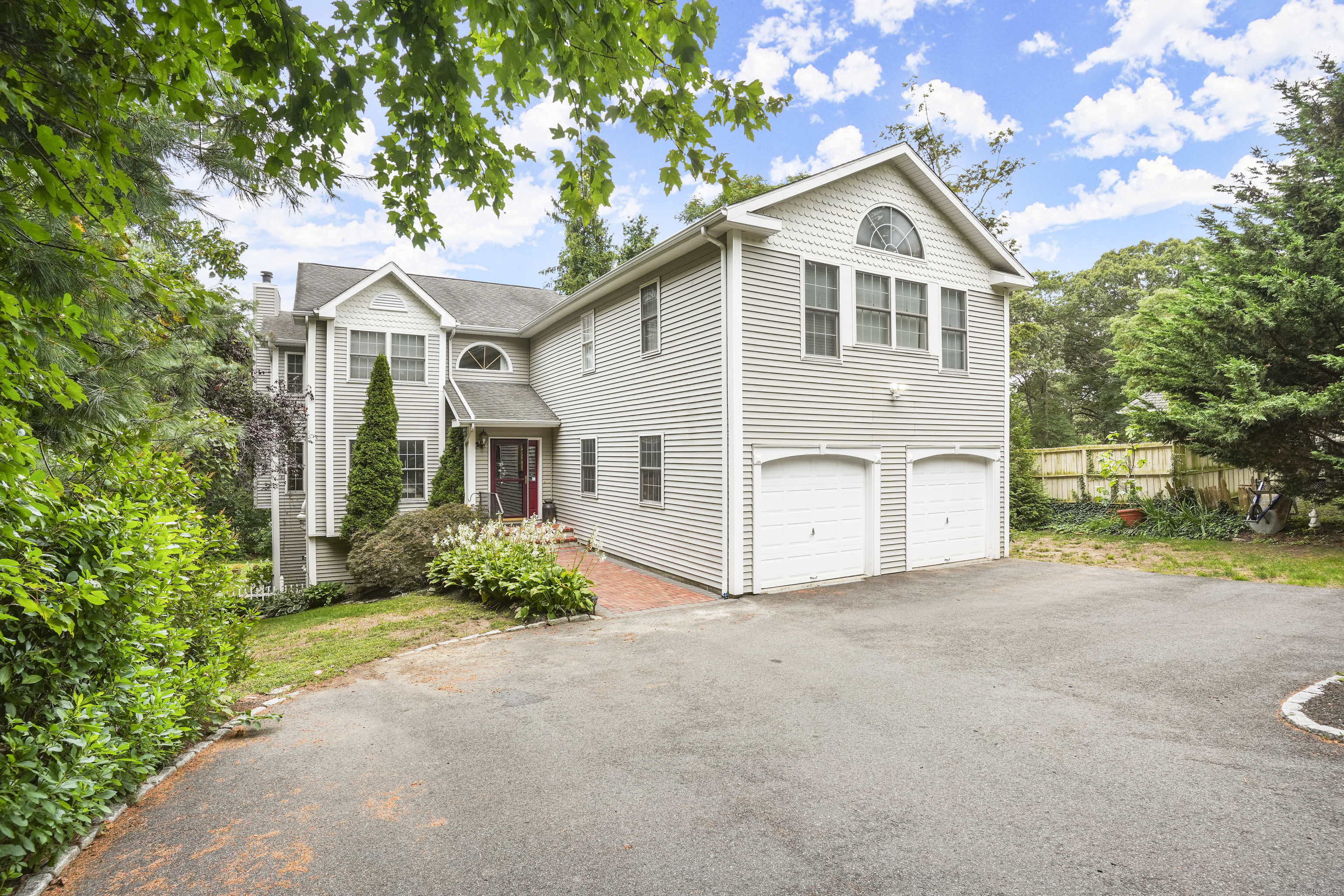 Property for Sale at Shelton Road, Trumbull, Connecticut - Bedrooms: 4 
Bathrooms: 4 
Rooms: 8  - $779,900