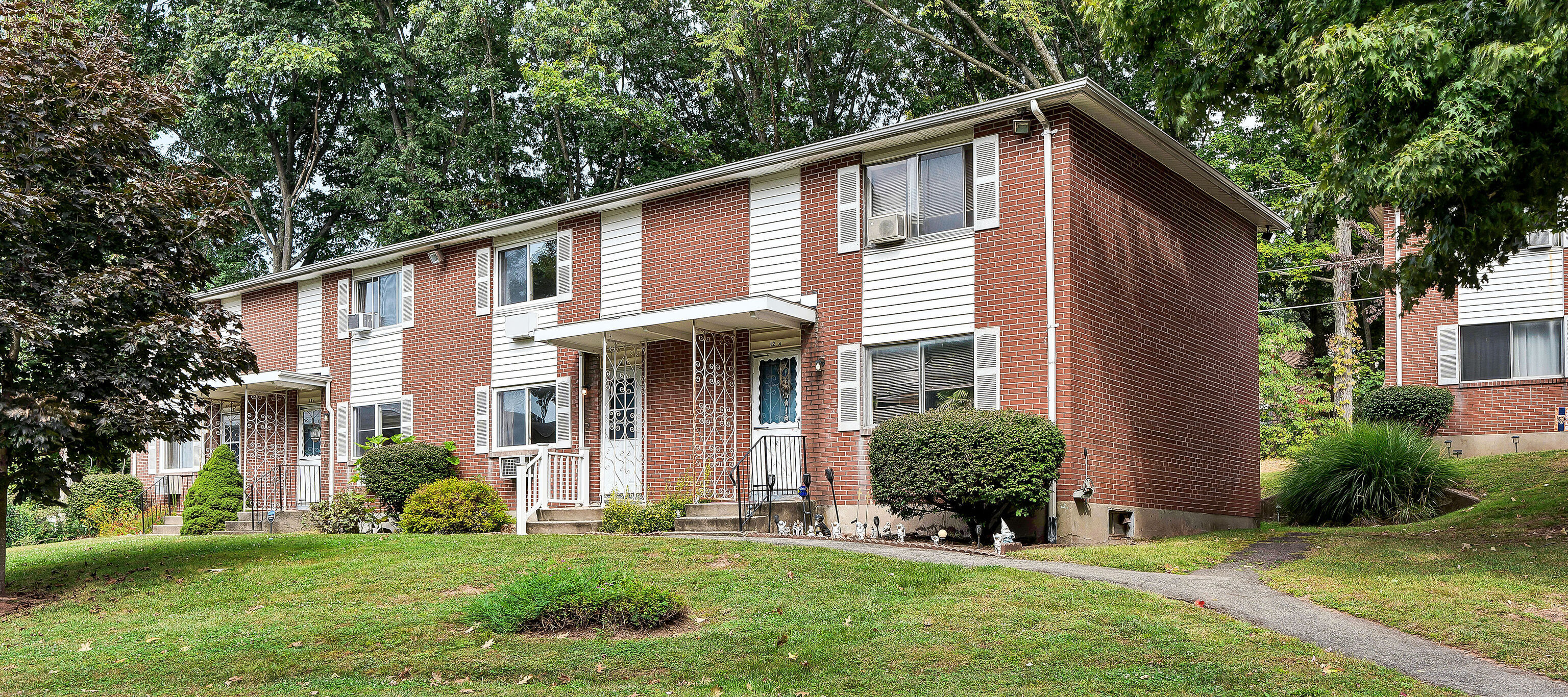 Queen Street Apt 12B, Southington, Connecticut - 2 Bedrooms  
2 Bathrooms  
4 Rooms - 