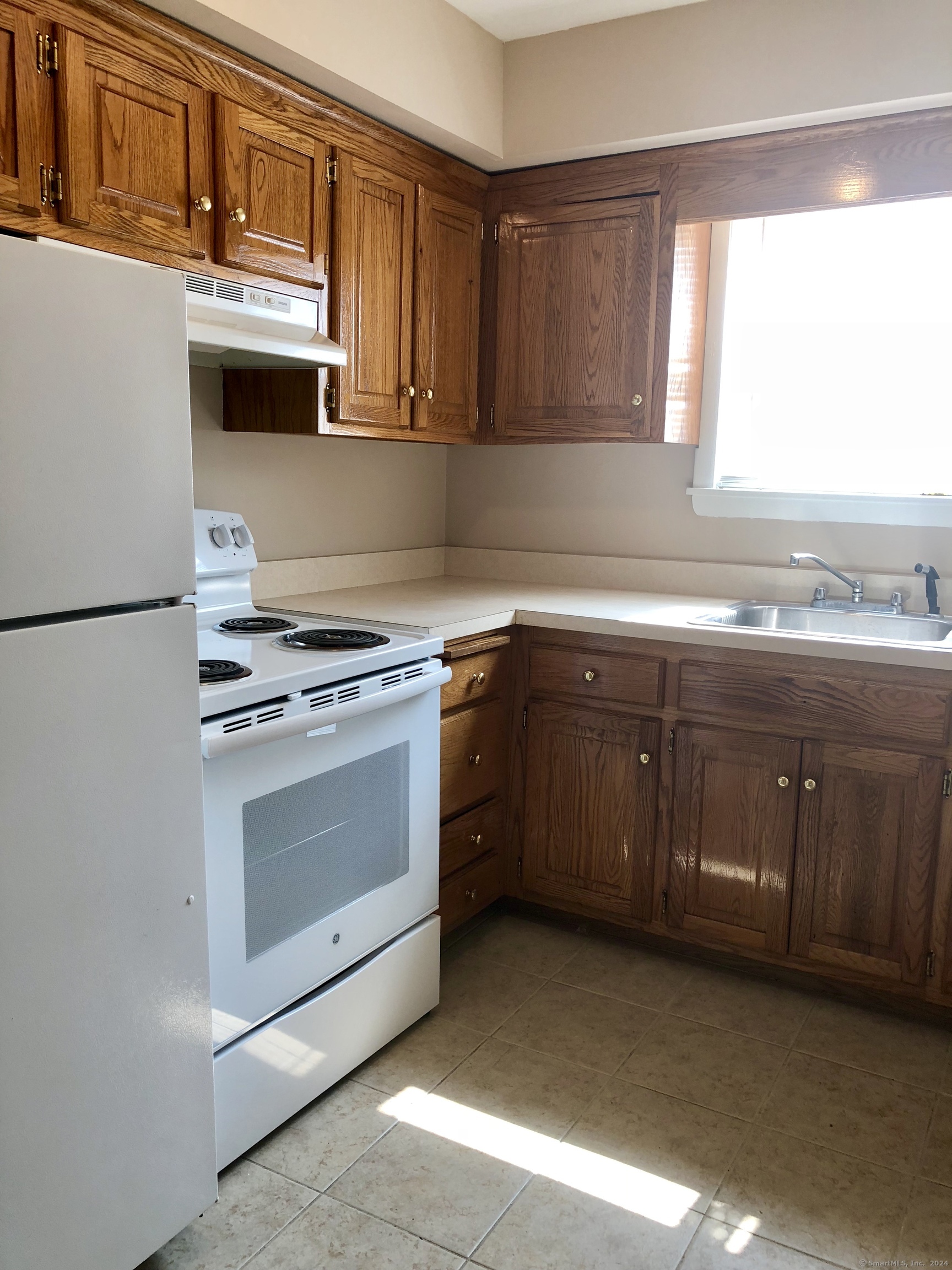 Rental Property at 910 Boston Post Road, West Haven, Connecticut - Bedrooms: 1 
Bathrooms: 1 
Rooms: 3  - $1,400 MO.
