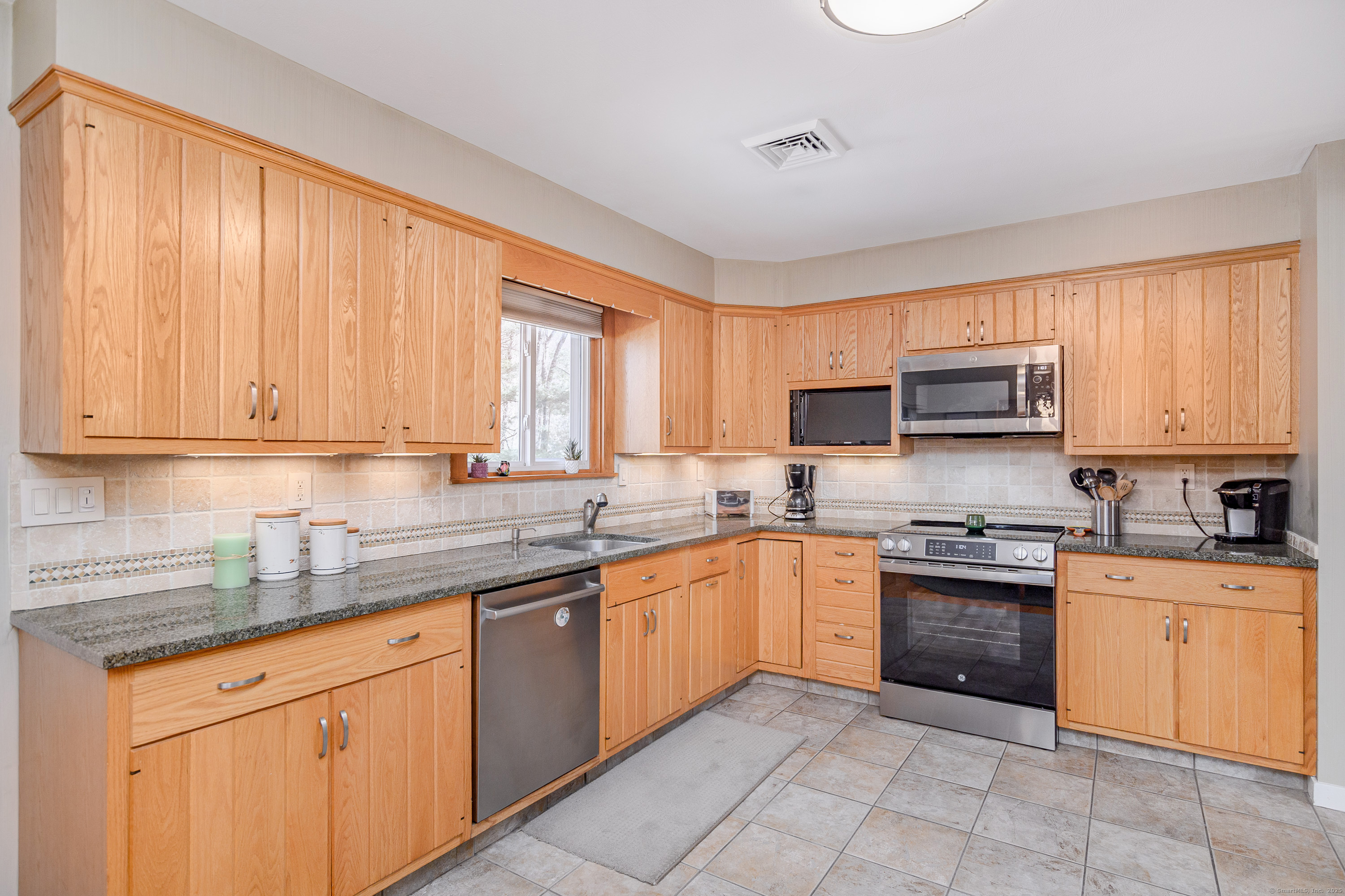 20 Little Brook Lane, Newtown, Connecticut image 10