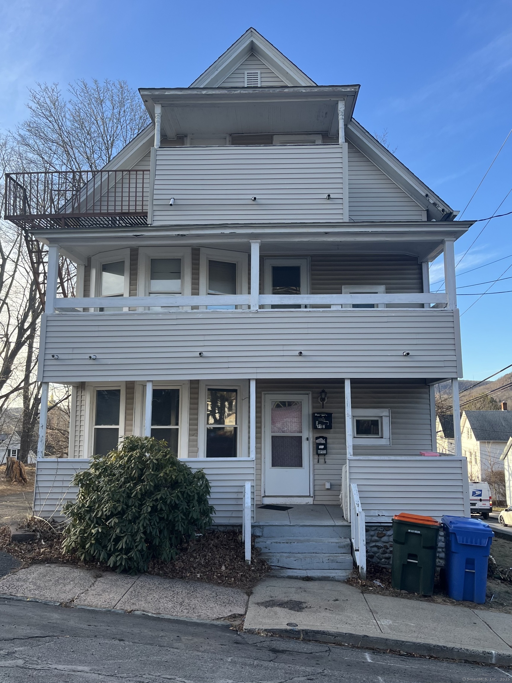 Property for Sale at Hillside Avenue, Meriden, Connecticut - Bedrooms: 6 
Bathrooms: 3 
Rooms: 10  - $309,900