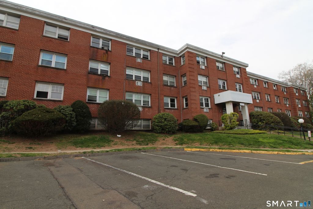 Photo of 1730 State Street #308, Hamden, CT 06517 (MLS # 24186111)