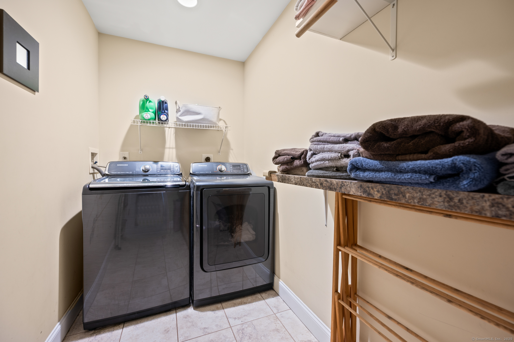 North Branford, Connecticut 06472, United States, 3 Bedrooms Bedrooms, ,3 BathroomsBathrooms,Residential,Pending,194977