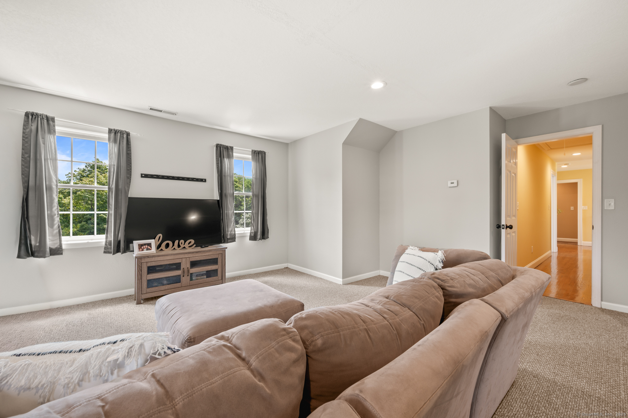 North Branford, Connecticut 06472, United States, 3 Bedrooms Bedrooms, ,3 BathroomsBathrooms,Residential,Pending,194977