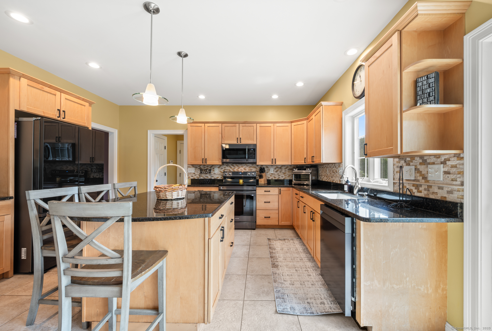 North Branford, Connecticut 06472, United States, 3 Bedrooms Bedrooms, ,3 BathroomsBathrooms,Residential,Pending,194977