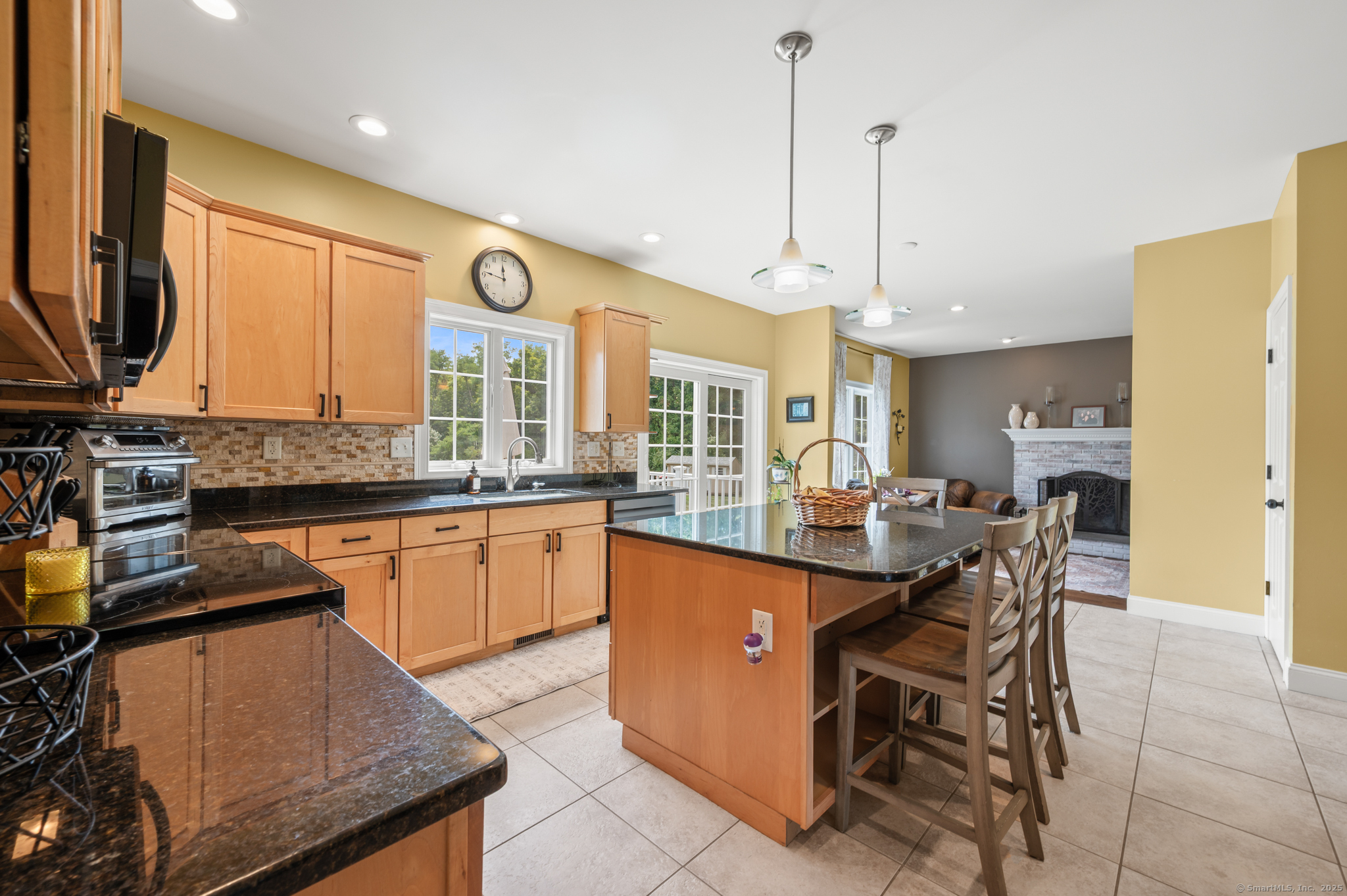 North Branford, Connecticut 06472, United States, 3 Bedrooms Bedrooms, ,3 BathroomsBathrooms,Residential,Pending,194977