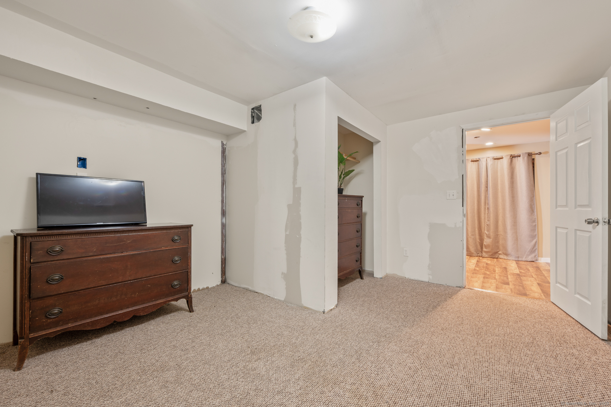 North Branford, Connecticut 06472, United States, 3 Bedrooms Bedrooms, ,3 BathroomsBathrooms,Residential,Pending,194977