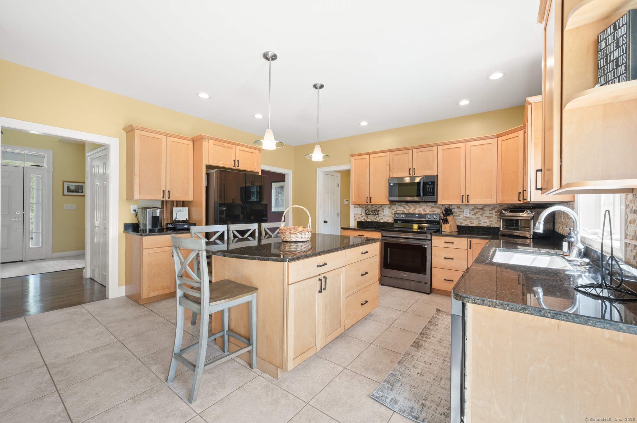 North Branford, Connecticut 06472, United States, 3 Bedrooms Bedrooms, ,3 BathroomsBathrooms,Residential,Pending,194977