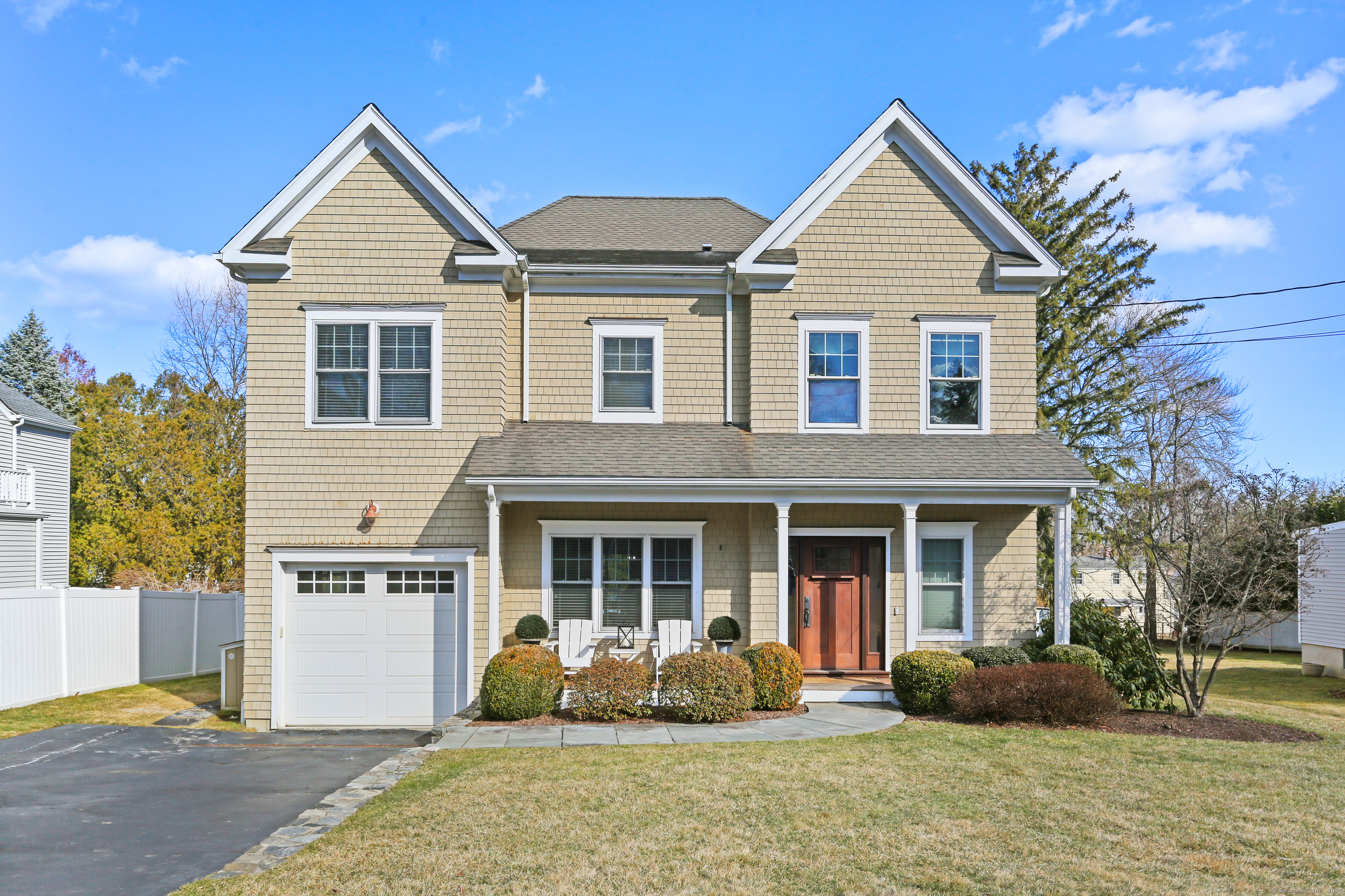 South Street, Fairfield, Connecticut - 4 Bedrooms  
4 Bathrooms  
8 Rooms - 