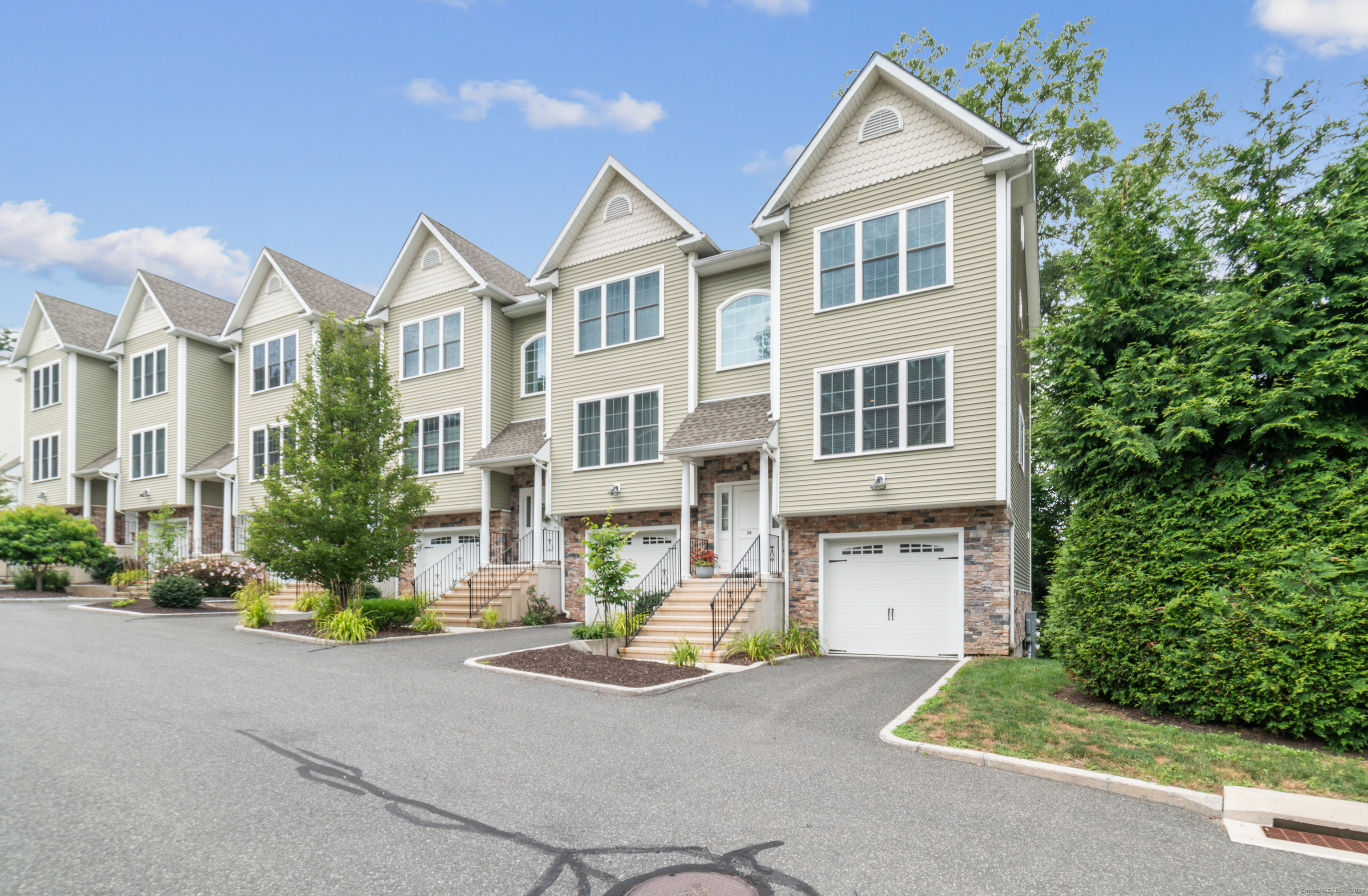 Property for Sale at 36 Short Oak Drive 36, Brookfield, Connecticut - Bedrooms: 3 
Bathrooms: 4 
Rooms: 5  - $489,000