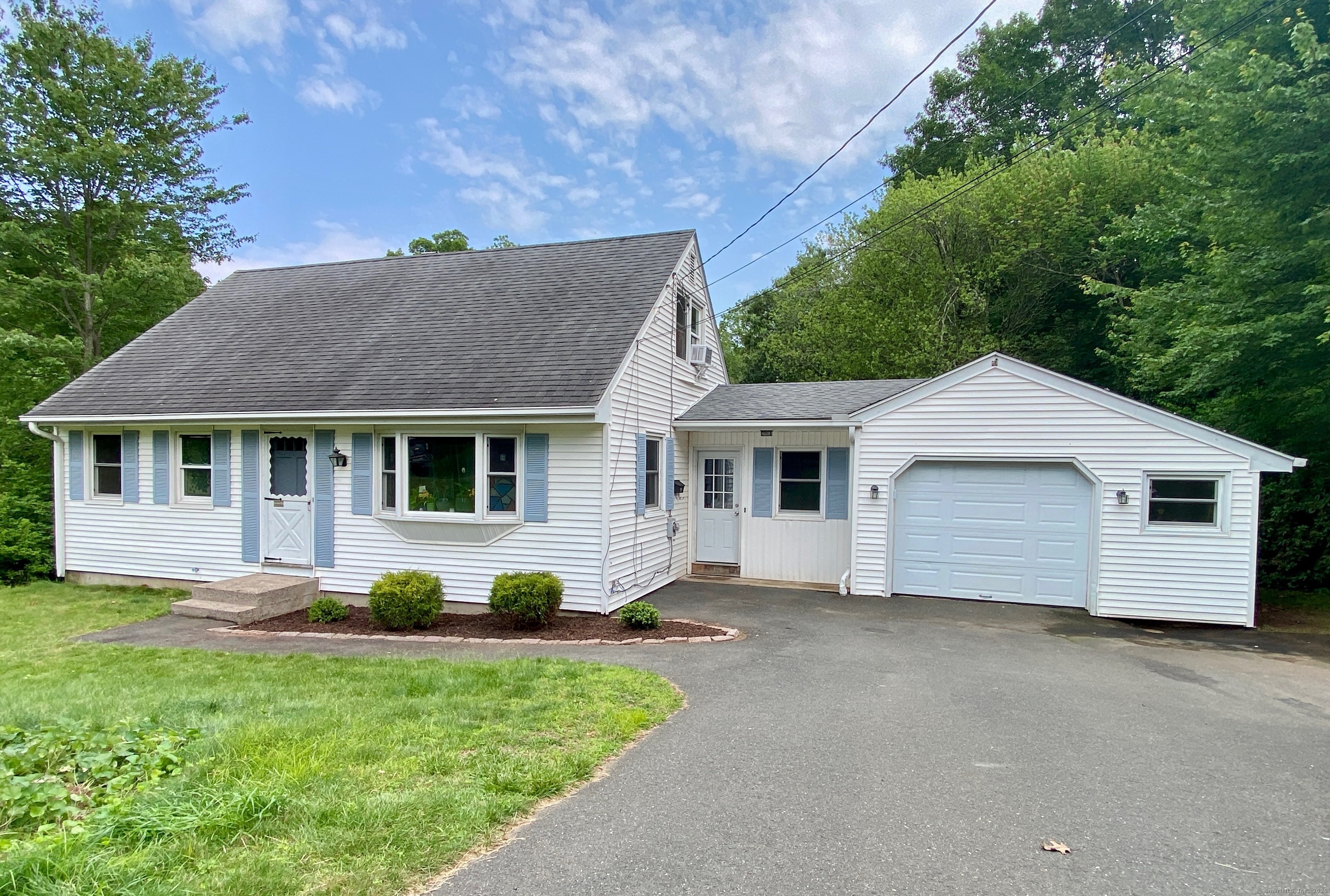 Glenstone Drive, Vernon, Connecticut - 4 Bedrooms  
2 Bathrooms  
7 Rooms - 