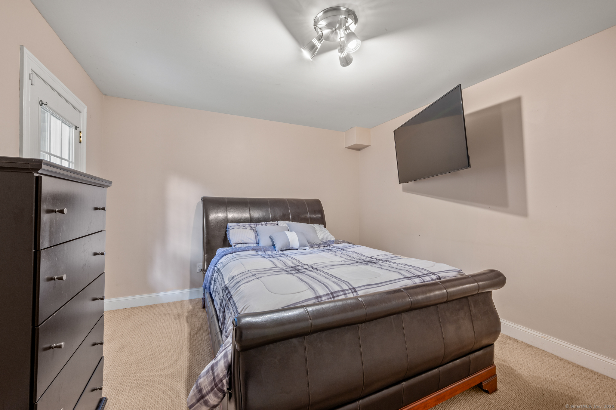 New Haven, Connecticut 06515, United States, 2 Bedrooms Bedrooms, ,2 BathroomsBathrooms,Residential,Coming Soon,173696