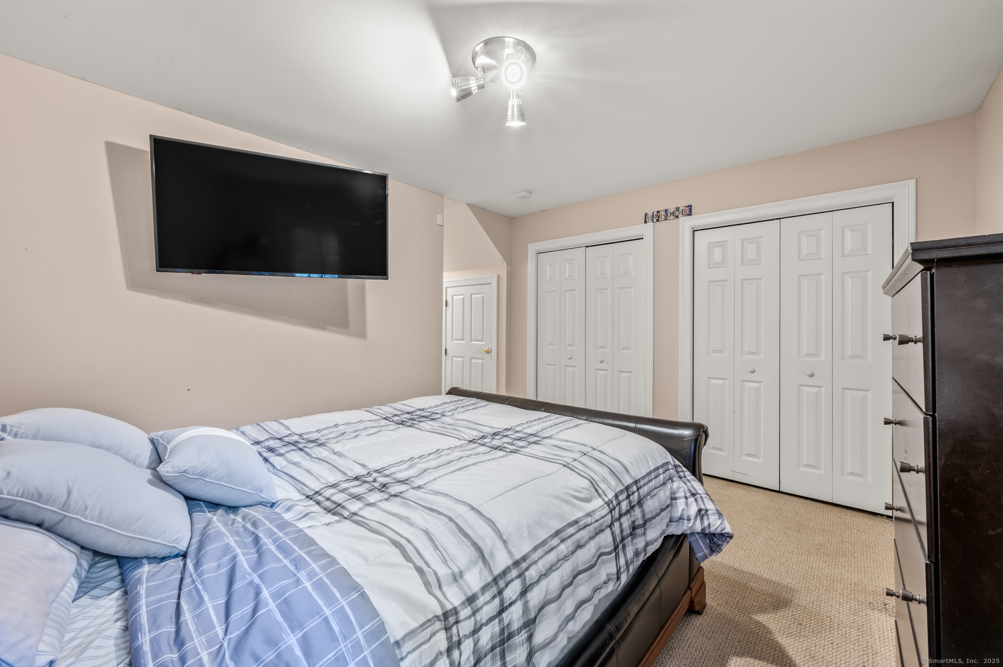 New Haven, Connecticut 06515, United States, 2 Bedrooms Bedrooms, ,2 BathroomsBathrooms,Residential,Coming Soon,173696