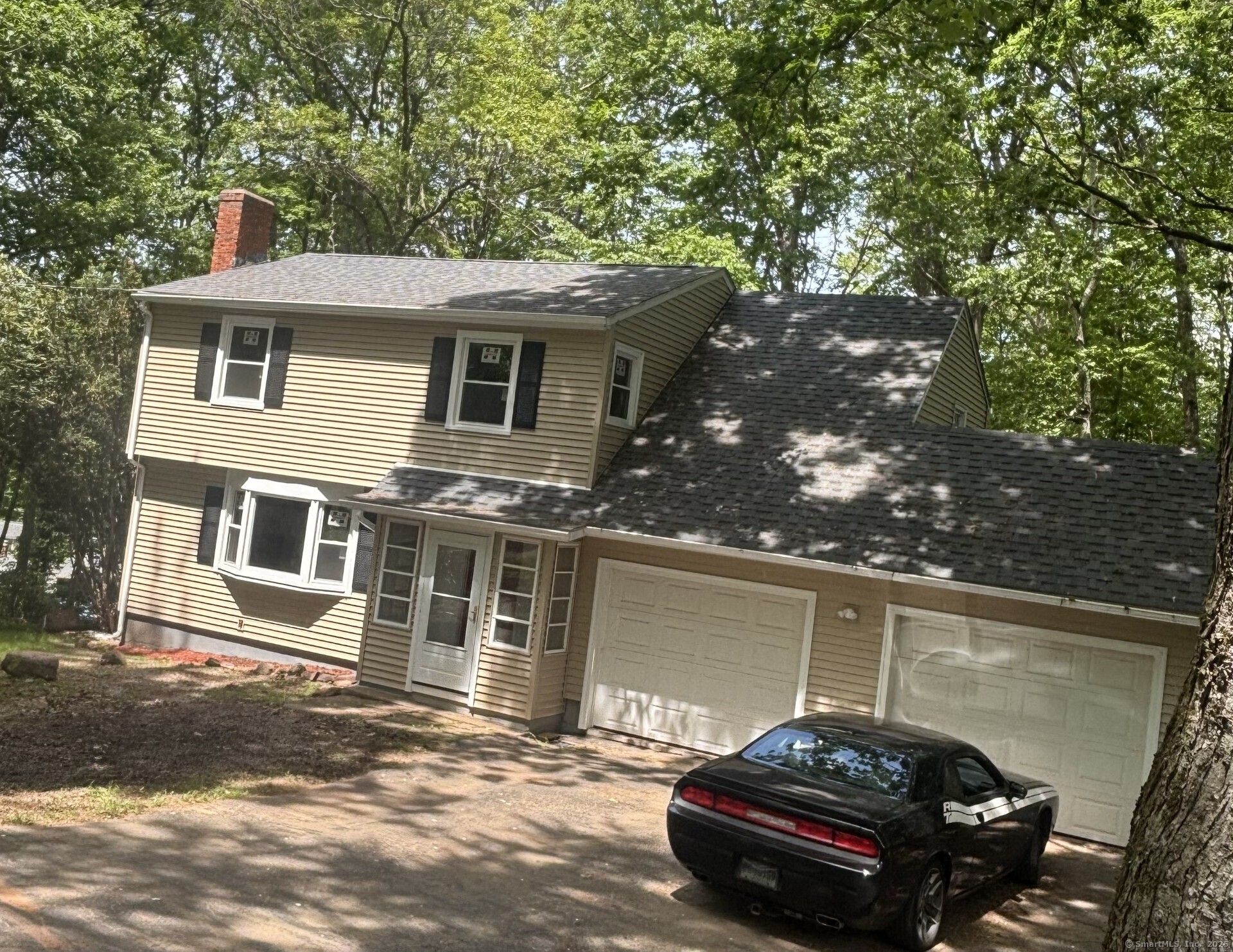 Hillsdale Drive, Ellington, Connecticut - 4 Bedrooms  
3 Bathrooms  
10 Rooms - 