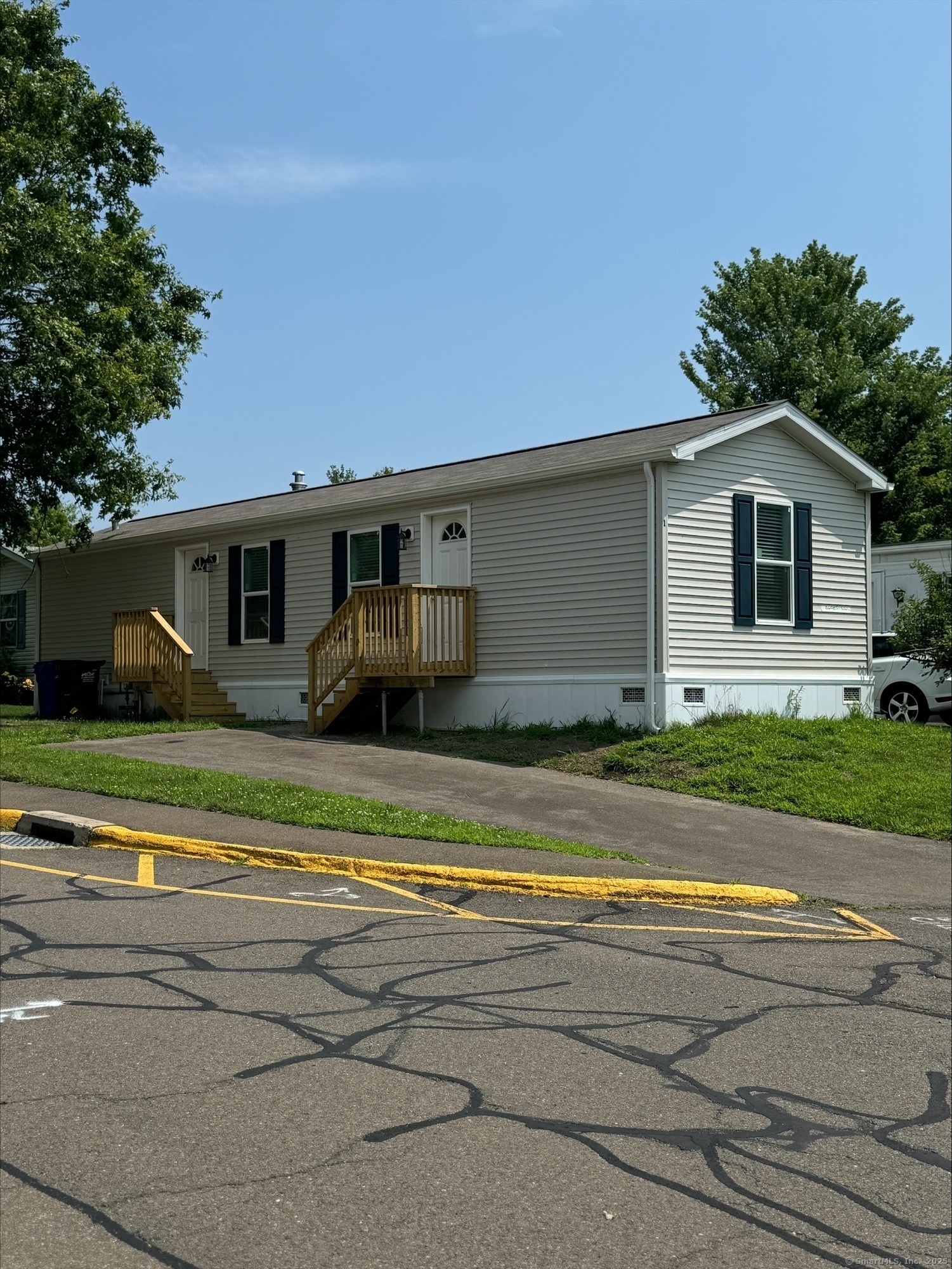 Barn Lane, Milford, Connecticut - 2 Bedrooms  
1 Bathrooms  
5 Rooms - 