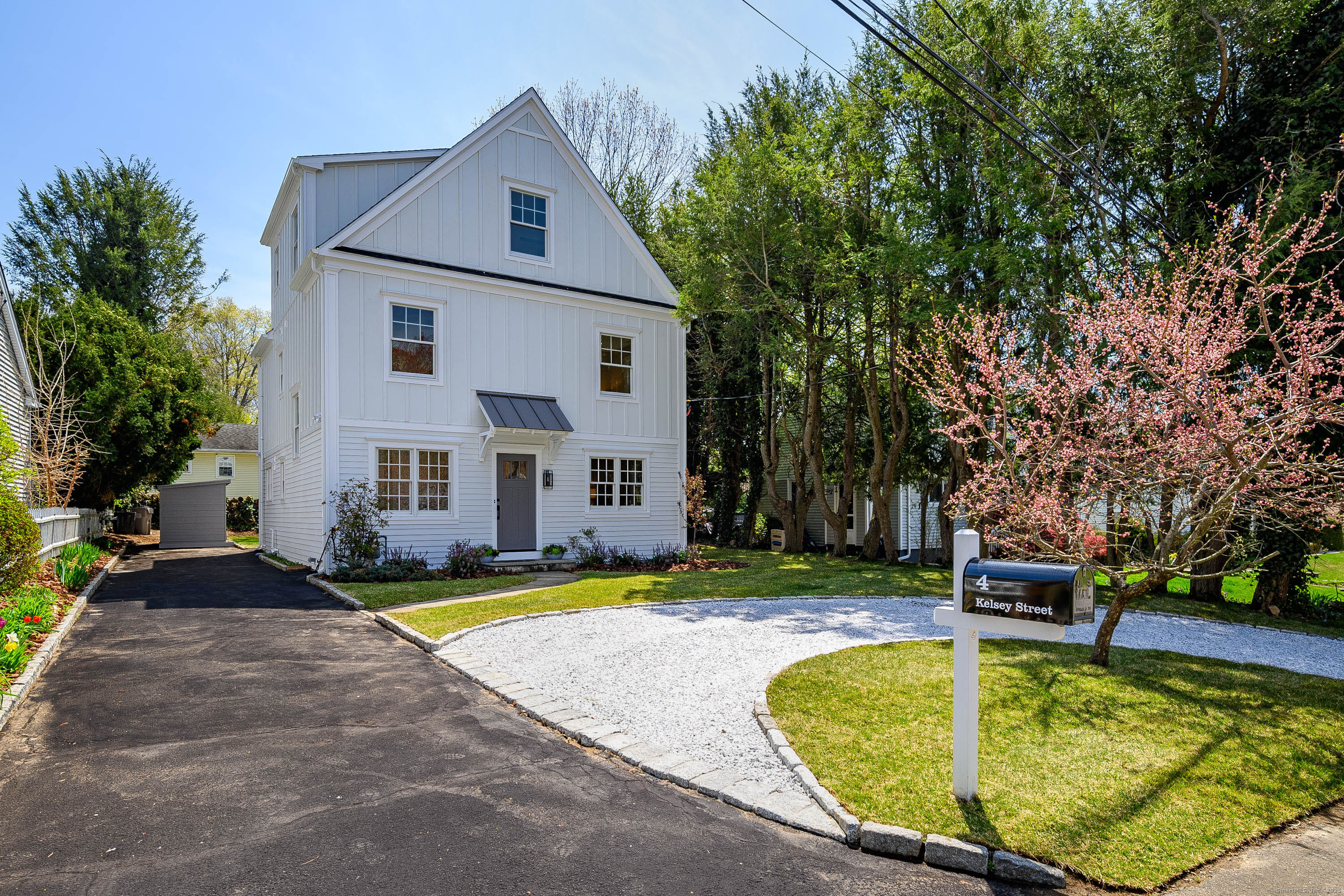 Kelsey Street, Darien, Connecticut - 4 Bedrooms  
4 Bathrooms  
8 Rooms - 
