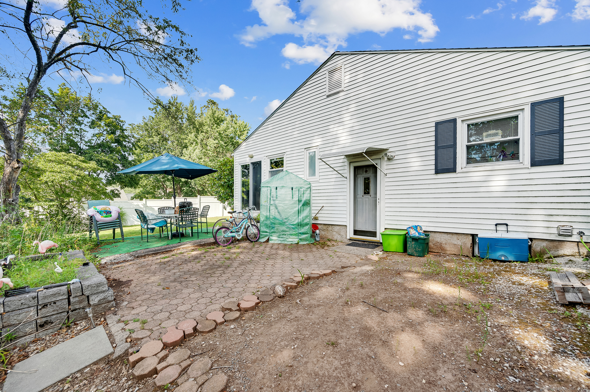 Newington, Connecticut 06111, United States, 2 Bedrooms Bedrooms, ,2 BathroomsBathrooms,Residential,Pending,205342