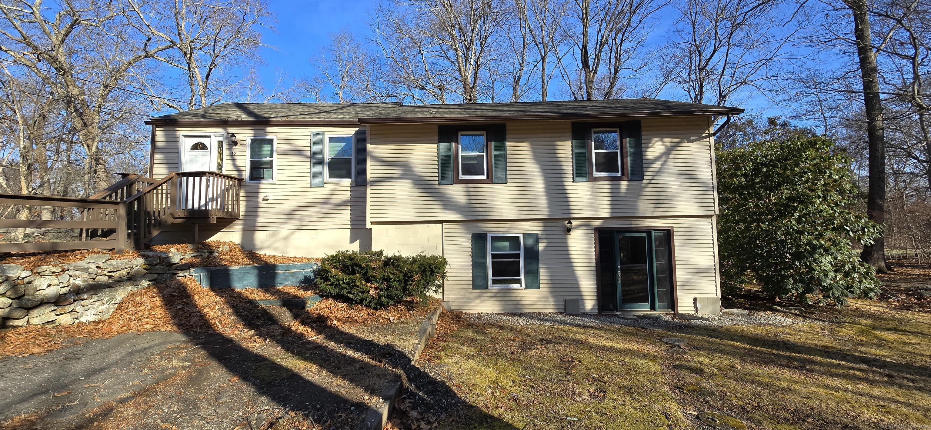 17 Ireland Drive, Coventry, Connecticut - 3 Bedrooms  
1 Bathrooms  
5 Rooms - 