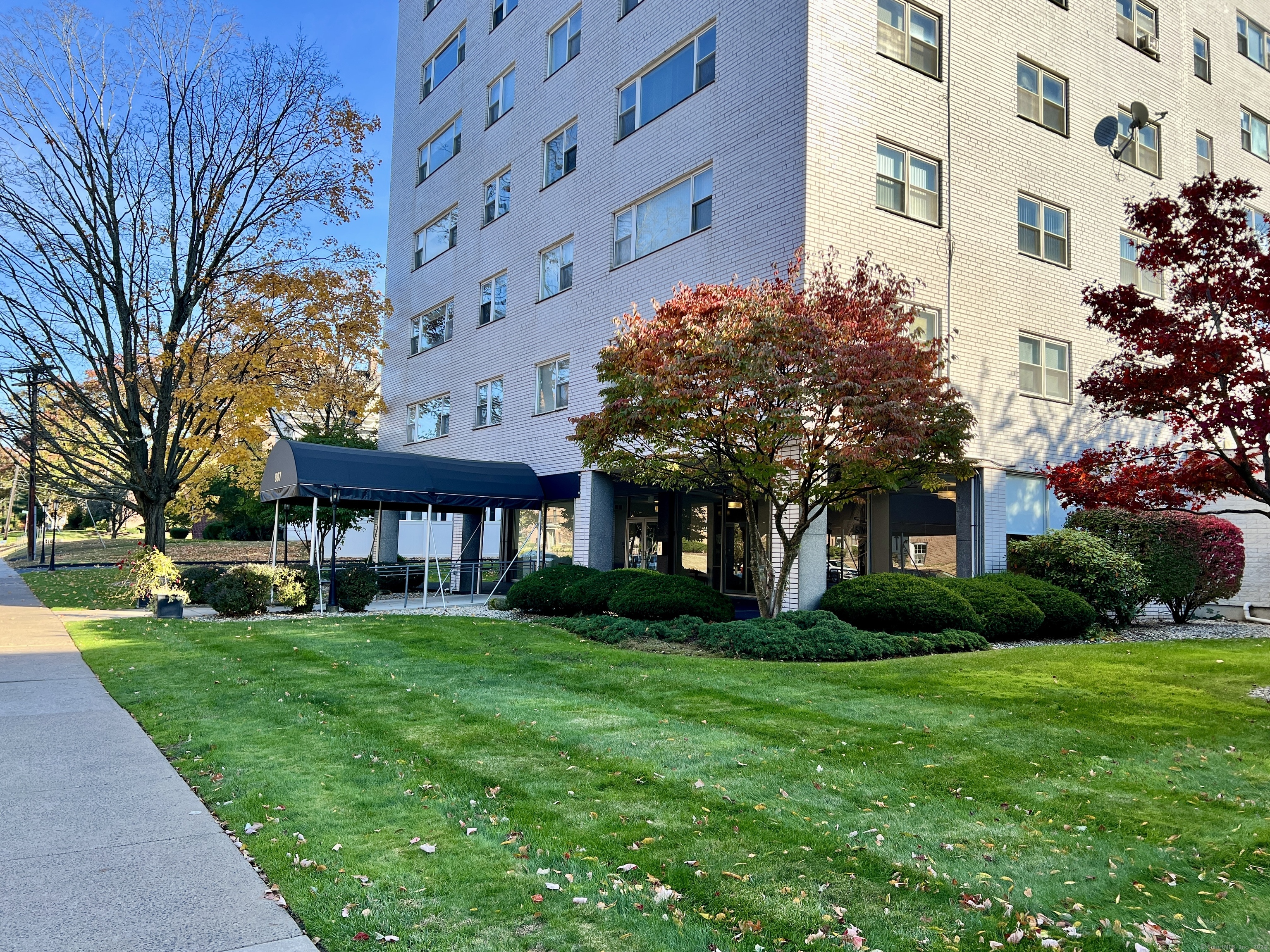 887 Farmington Avenue Apt 1A, West Hartford, Connecticut - 2 Bedrooms  
2 Bathrooms  
4 Rooms - 