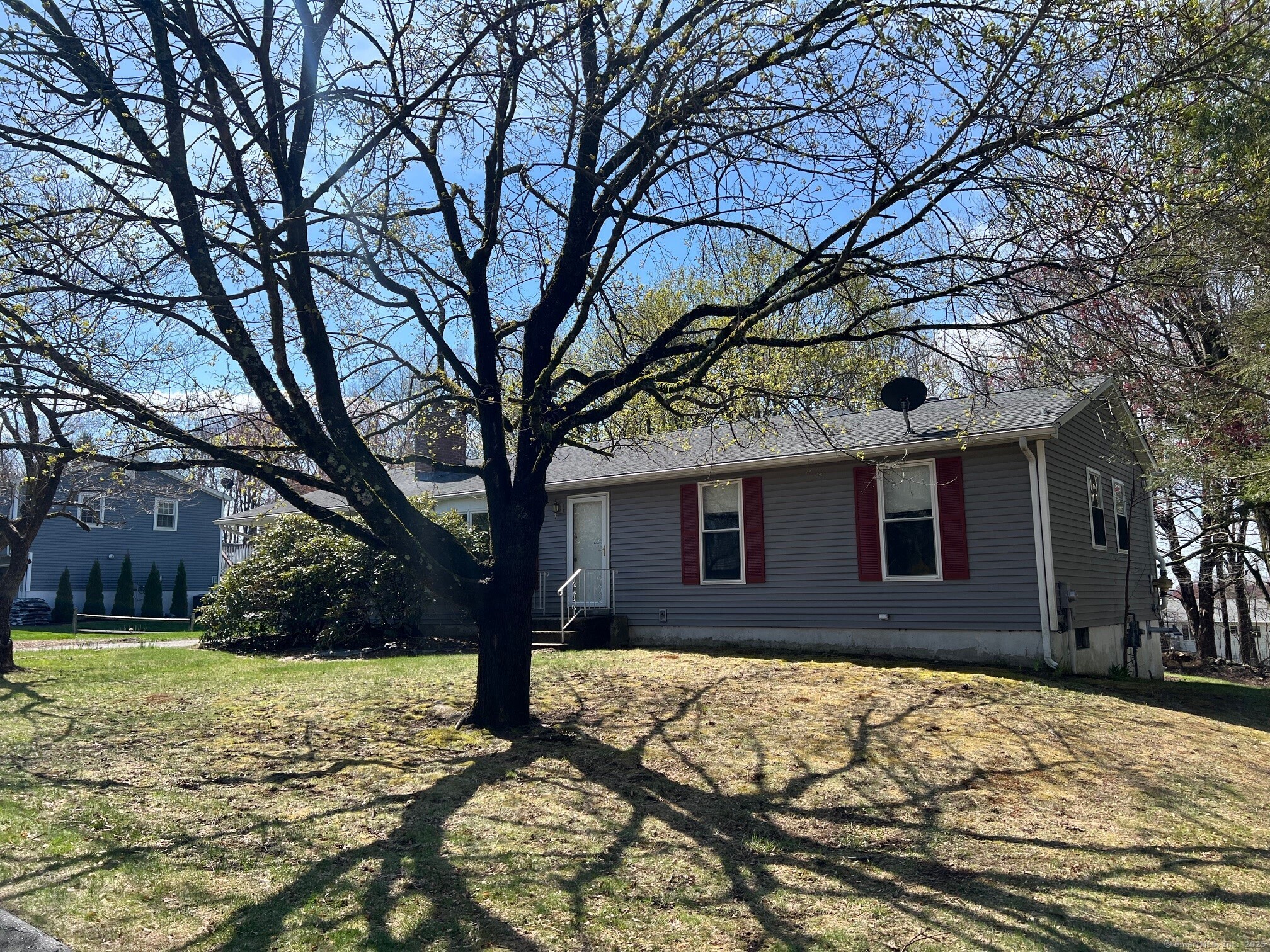Bradford Road, Torrington, Connecticut - 3 Bedrooms  
1 Bathrooms  
5 Rooms - 