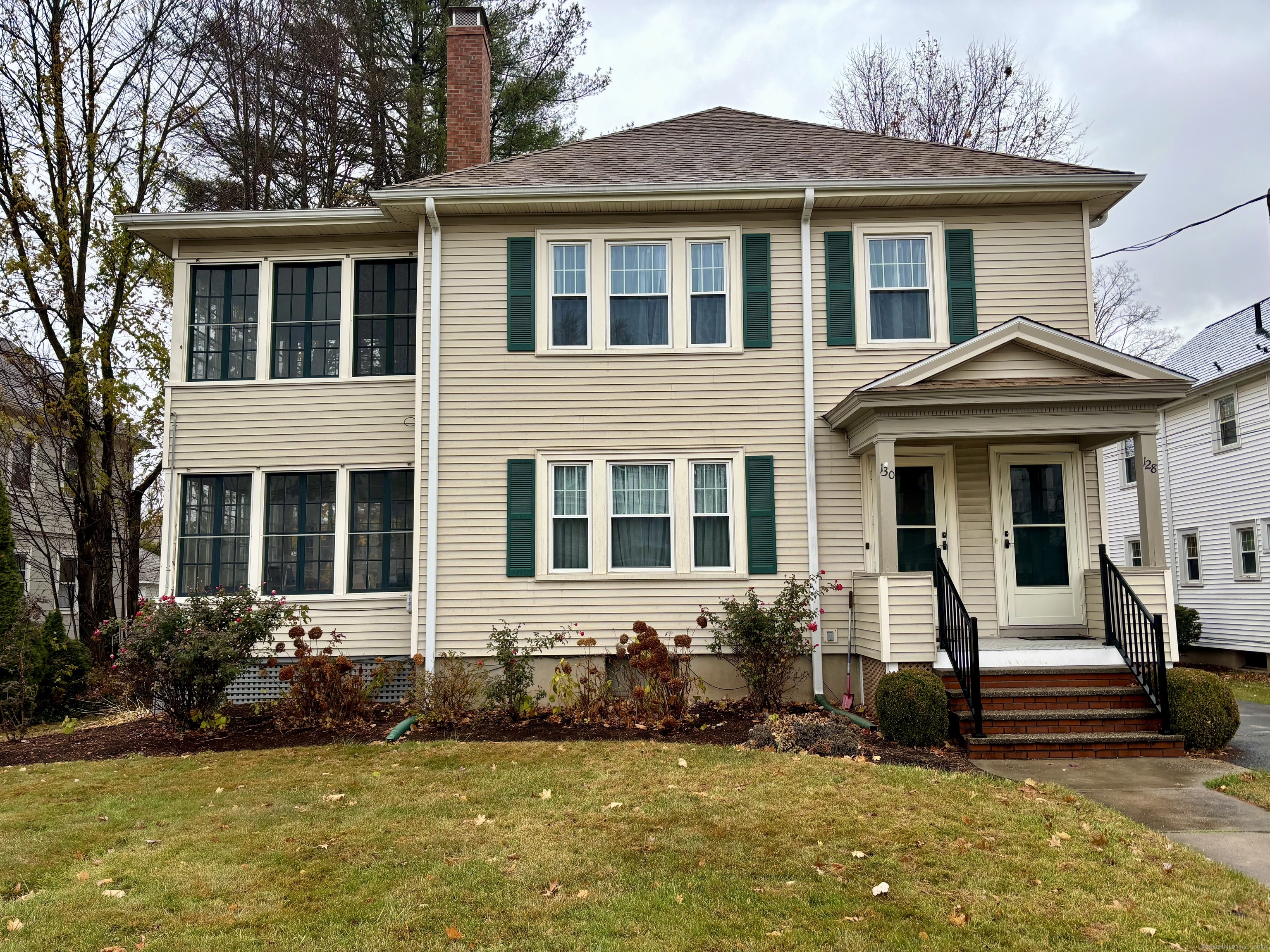 Brace Road, West Hartford, Connecticut - 2 Bedrooms  
1 Bathrooms  
6 Rooms - 