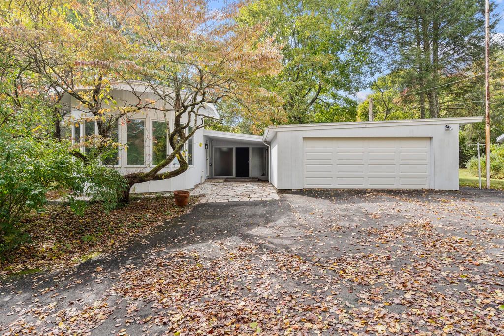 Photo of 999 Monroe Turnpike, Monroe, CT 06468 (MLS # 24132138)