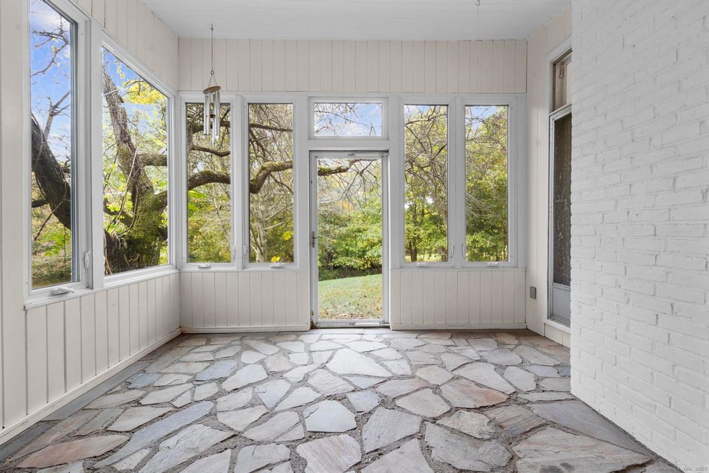 Photo of 999 Monroe Turnpike, Monroe, CT 06468 (MLS # 24132138)