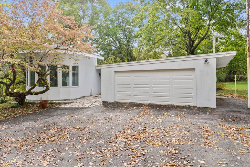 Photo of 999 Monroe Turnpike, Monroe, CT 06468 (MLS # 24132138)