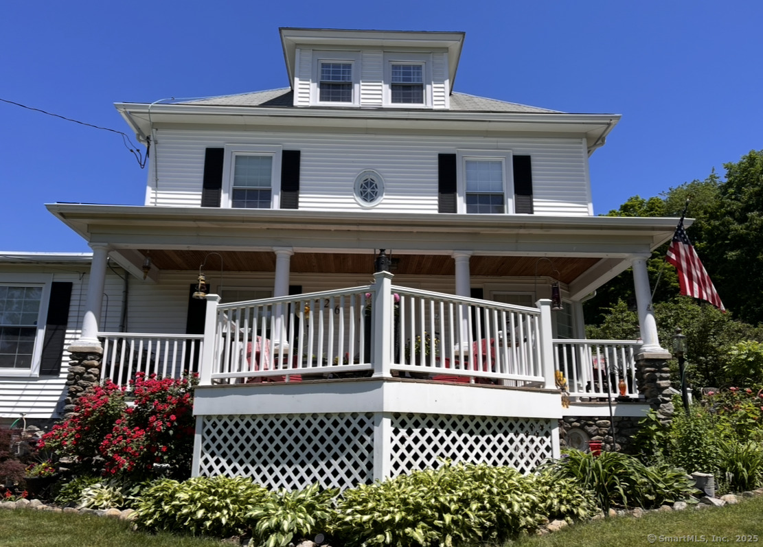 Colonial Avenue, Middlebury, Connecticut - 3 Bedrooms  
2 Bathrooms  
7 Rooms - 