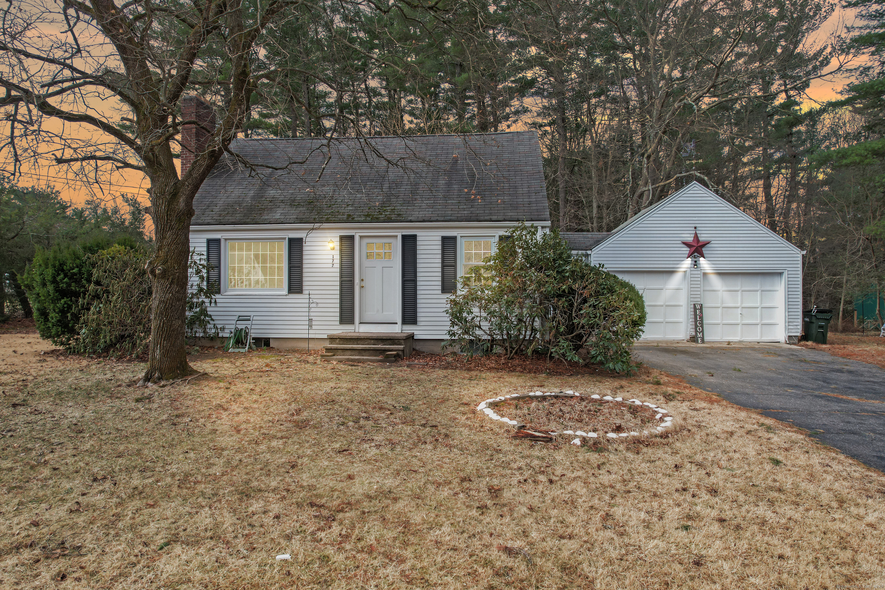 Hartford Avenue, East Granby, Connecticut - 3 Bedrooms  
2 Bathrooms  
6 Rooms - 