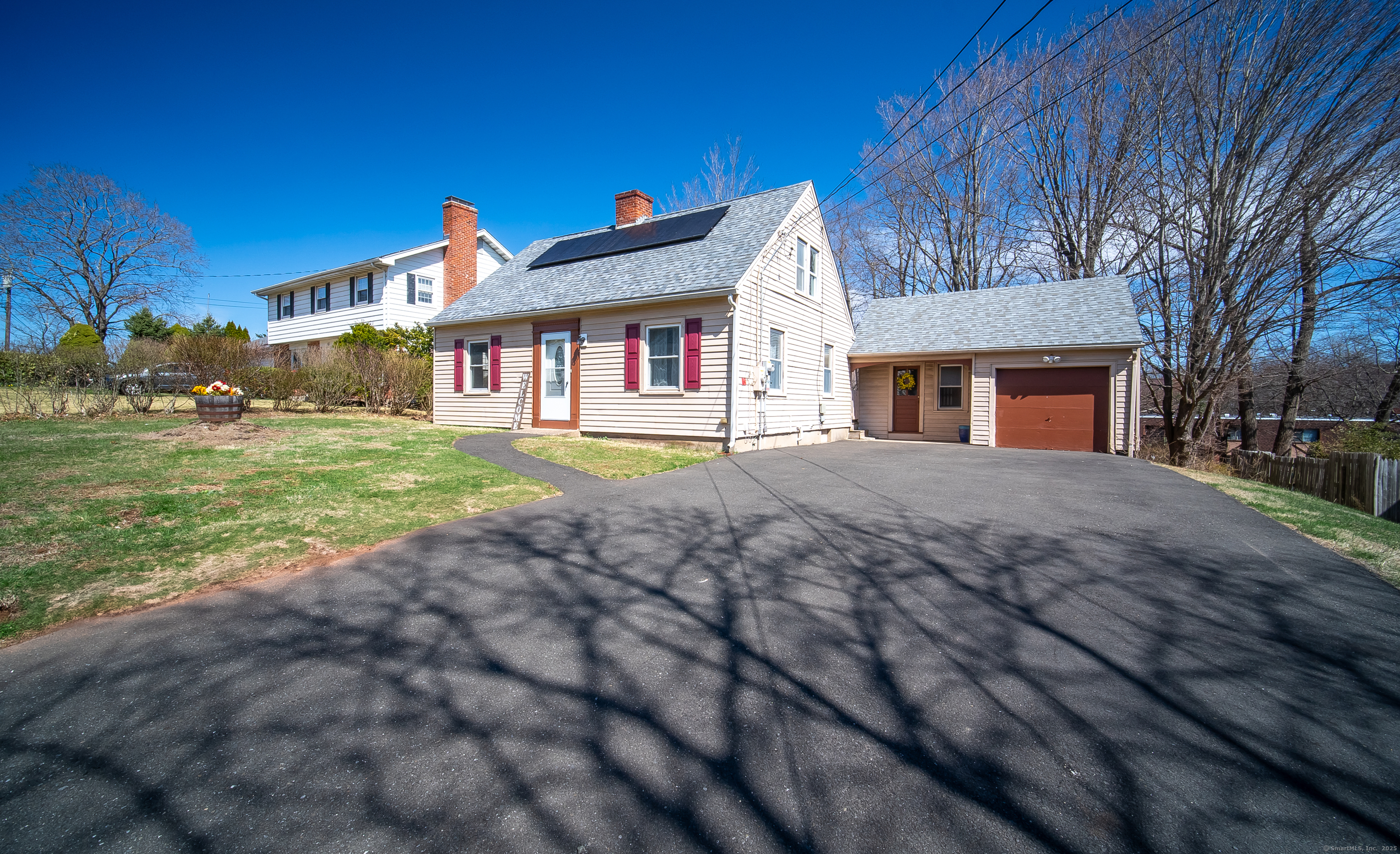 Lowe Avenue, Meriden, Connecticut - 3 Bedrooms  
2 Bathrooms  
6 Rooms - 