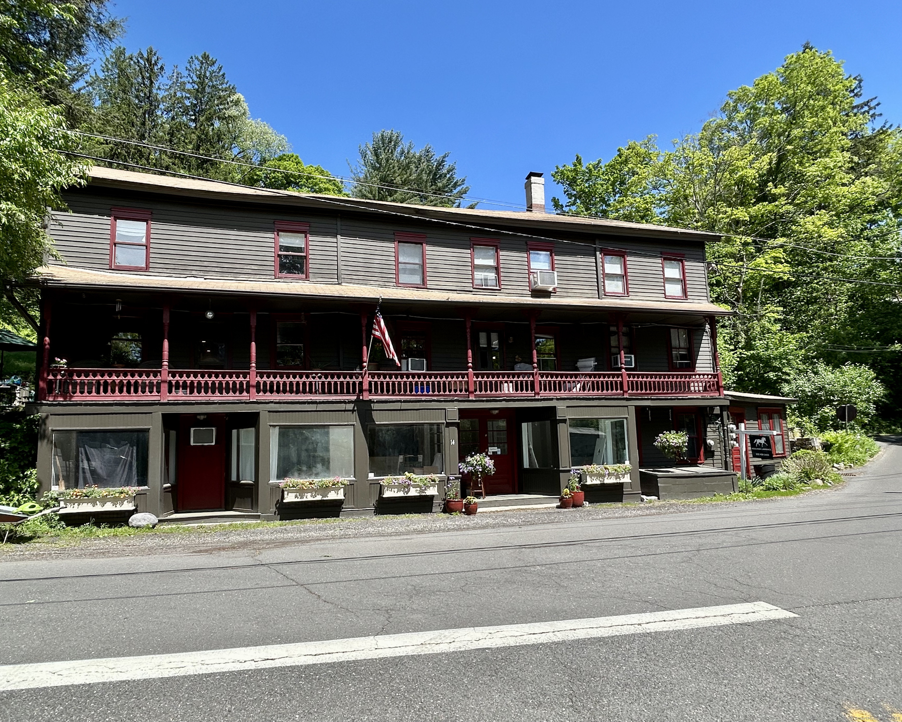 W Branchville Road, Ridgefield, Connecticut - 3 Bedrooms  
4.5 Bathrooms  
12 Rooms - 