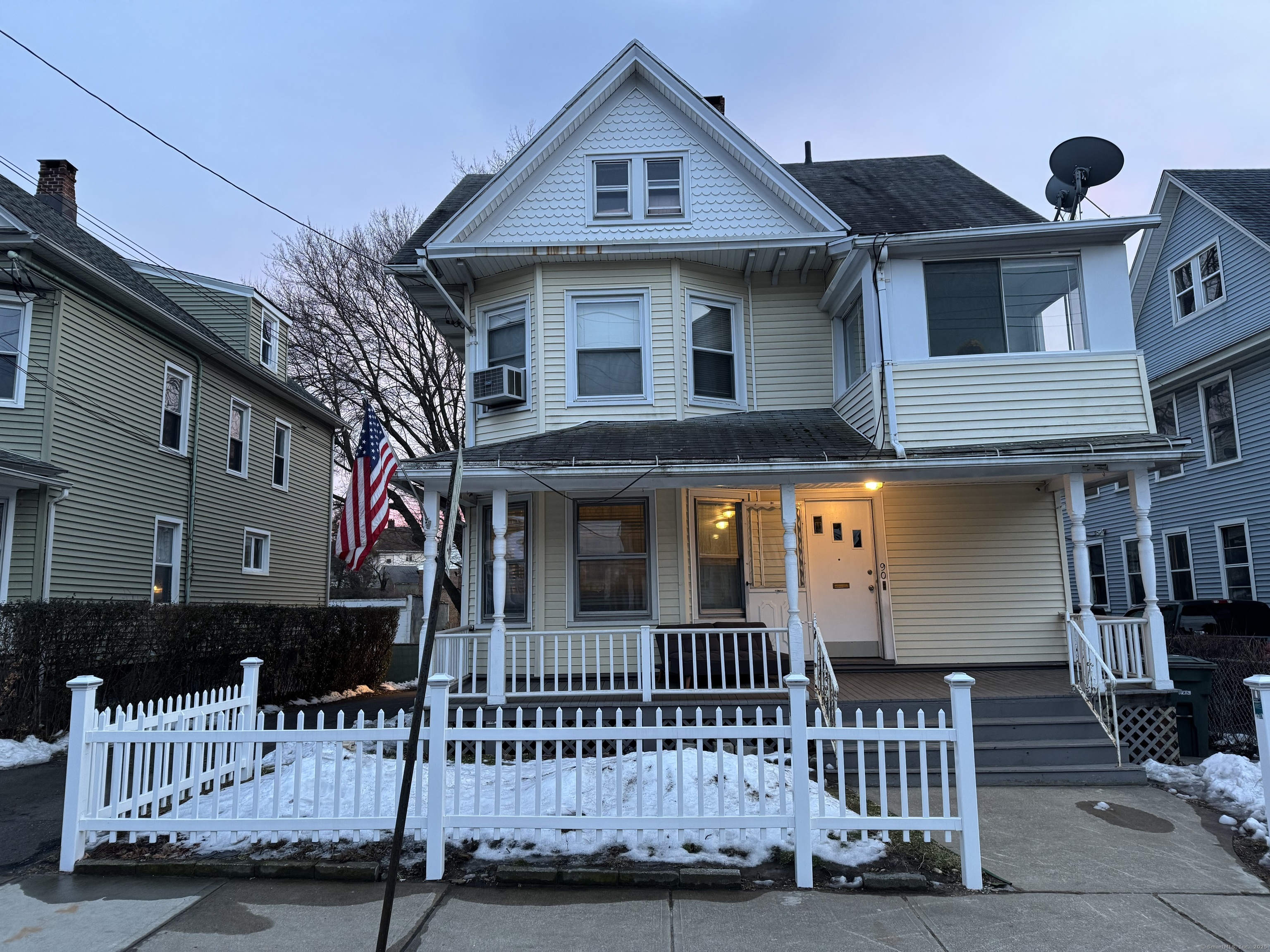 Roosevelt Street, Bridgeport, Connecticut - 6 Bedrooms  
3 Bathrooms  
14 Rooms - 