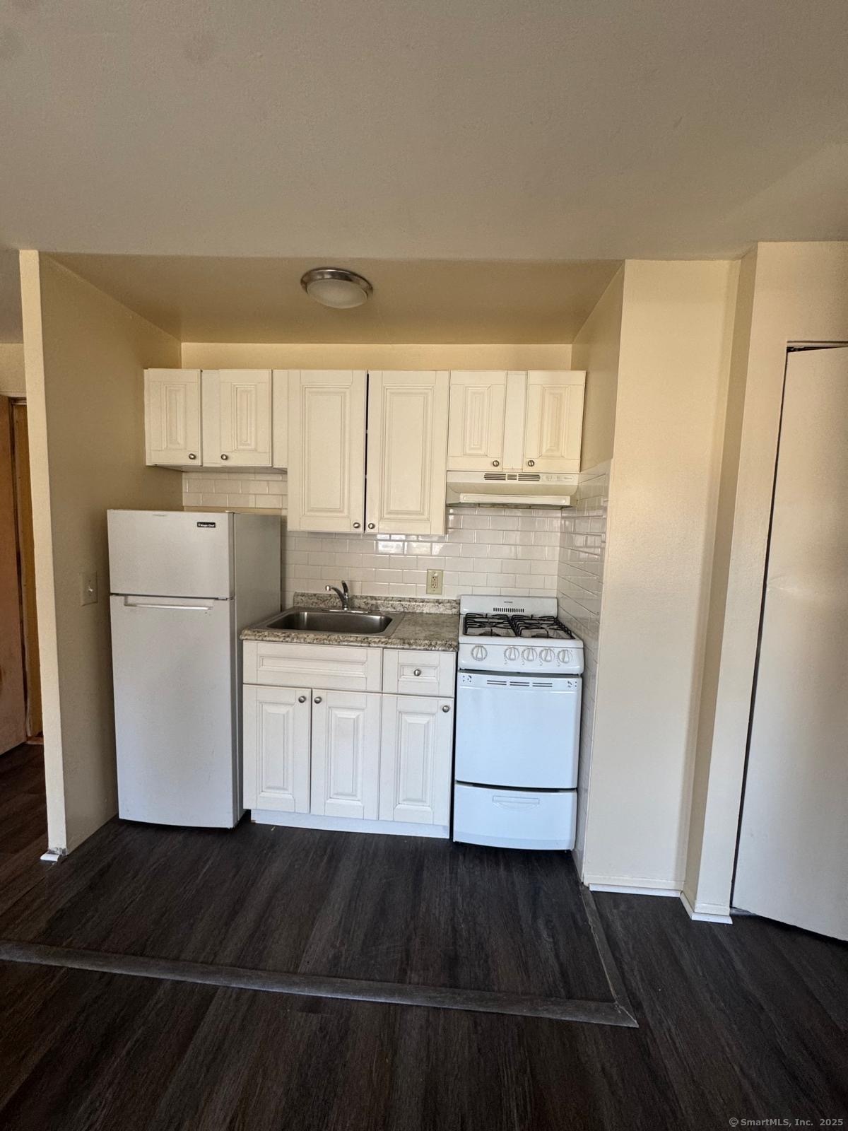 Rental Property at Granfield Avenue 2E, Bridgeport, Connecticut - Bedrooms: 1 
Bathrooms: 1 
Rooms: 4  - $1,750 MO.