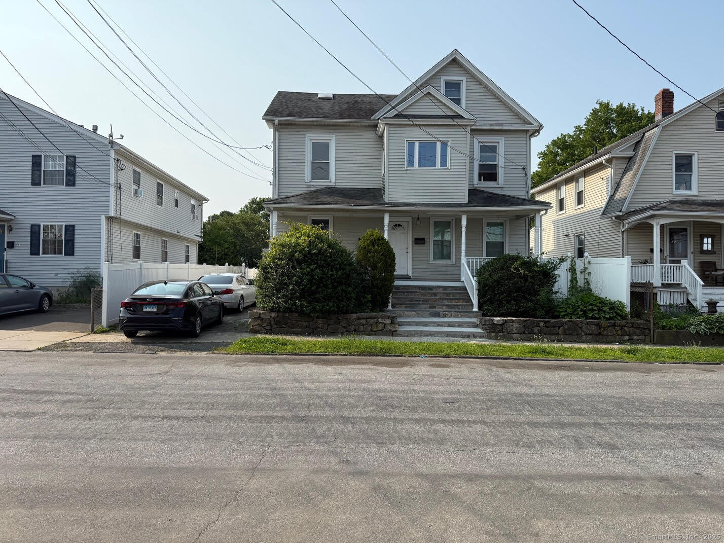 Davis Avenue 2nd Flr, Bridgeport, Connecticut - 3 Bedrooms  
2 Bathrooms  
6 Rooms - 